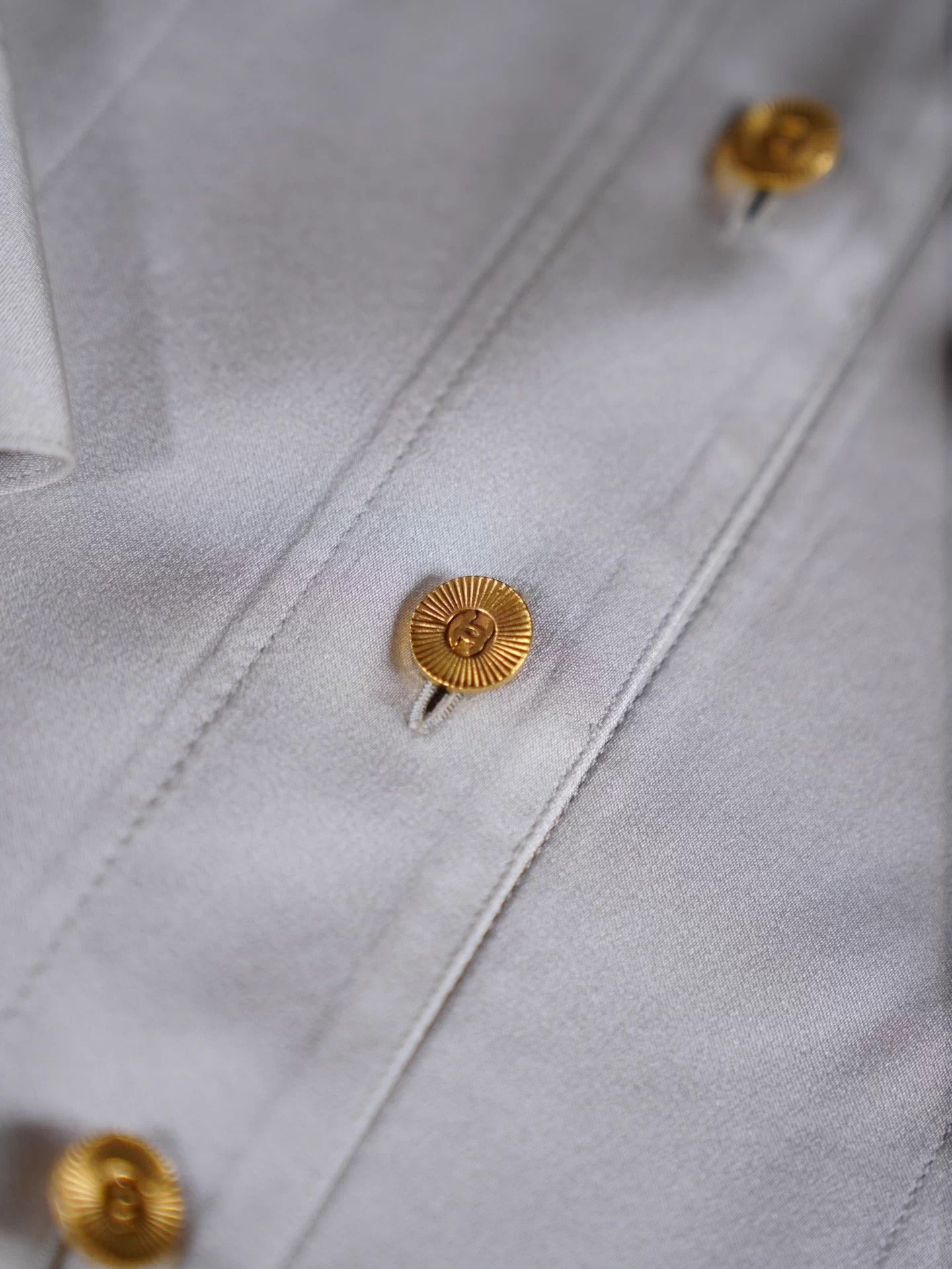 Chanel Chanel Vtg Gray Big Lapel Pleated Gold Button Shirt FR38 Size S / US 4 / IT 40 - 4 Thumbnail