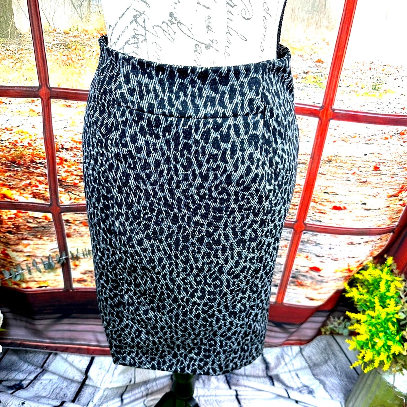 Michael Kors Michael Kors Leopard Print Skirt Gray and Black size 2 Size 26" / US 2 / IT 38 - 4 Thumbnail