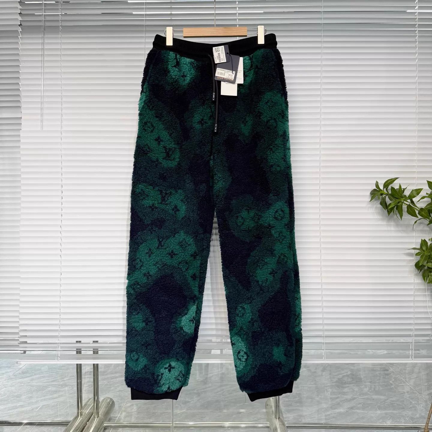 Louis Vuitton LV Teddy Fleece Gradient Print Sweatpants Green L Size US 34 / EU 50 - 1 Thumbnail
