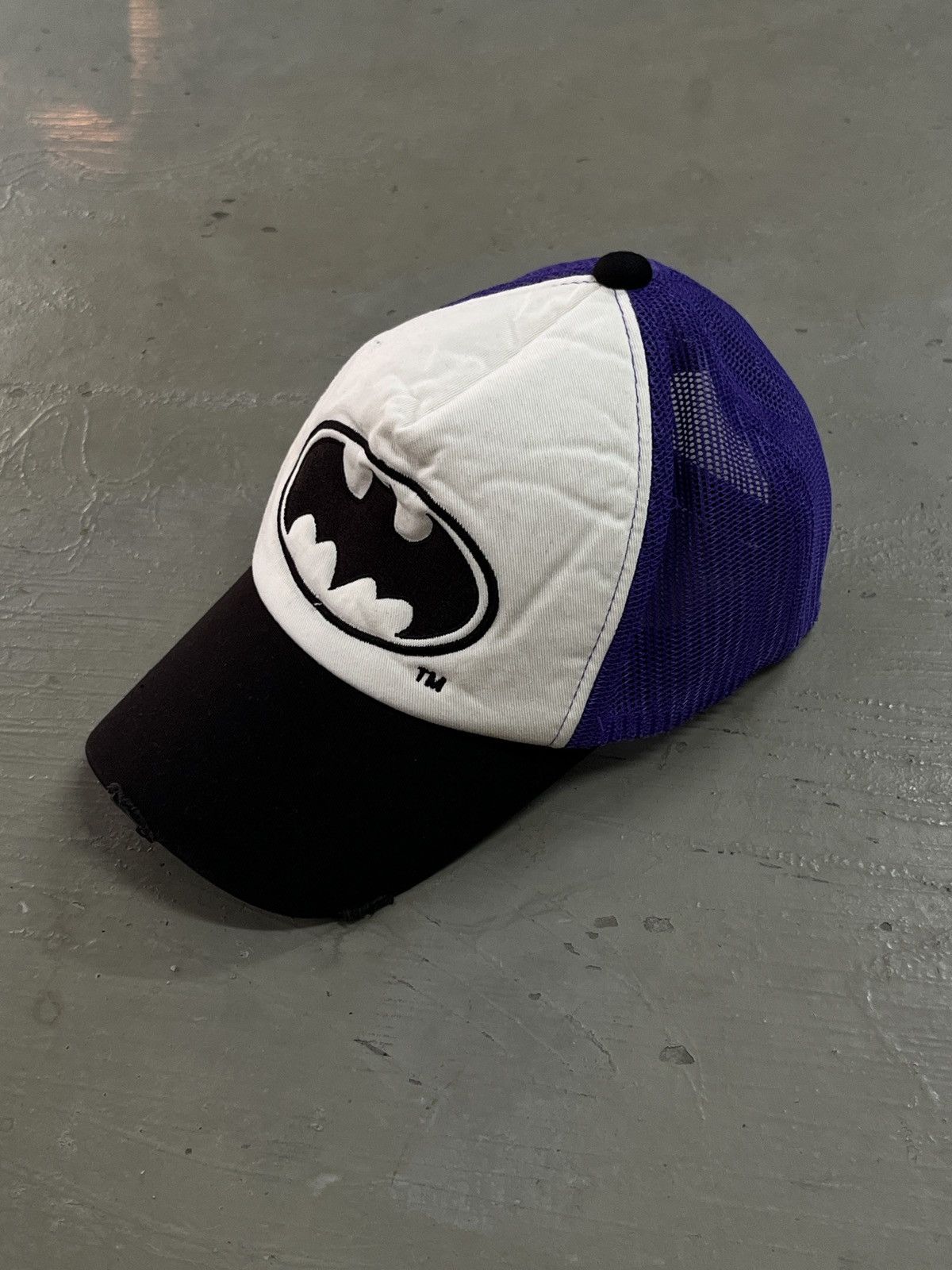 DC Comics Vintage 2000's Batman Official Distressed Trucker Size ONE SIZE - 1 Thumbnail