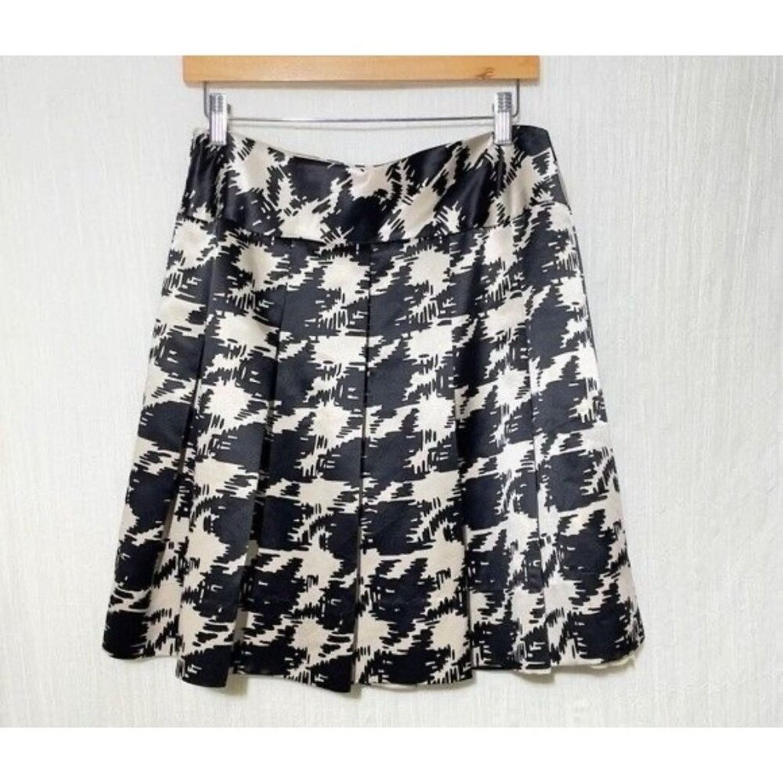 Trina Turk Trina Turk Skirt Silk/Wool Classic Houndstooth Black Ivory 4 Size 27" / US 4 / IT 40 - 7 Thumbnail