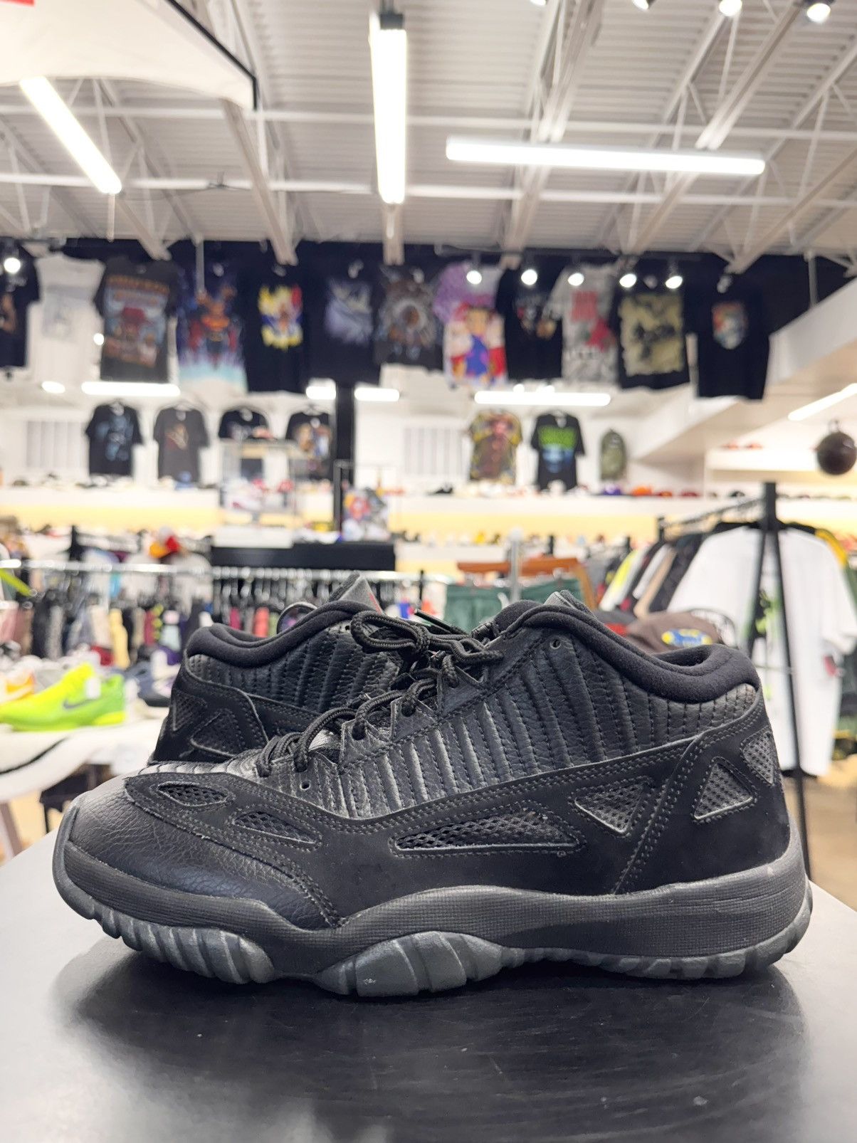Jordan Brand Air Jordan 11 Retro Low IE Referee Size 9.5 (2015) Size US 9.5 / EU 42-43 - 4 Thumbnail