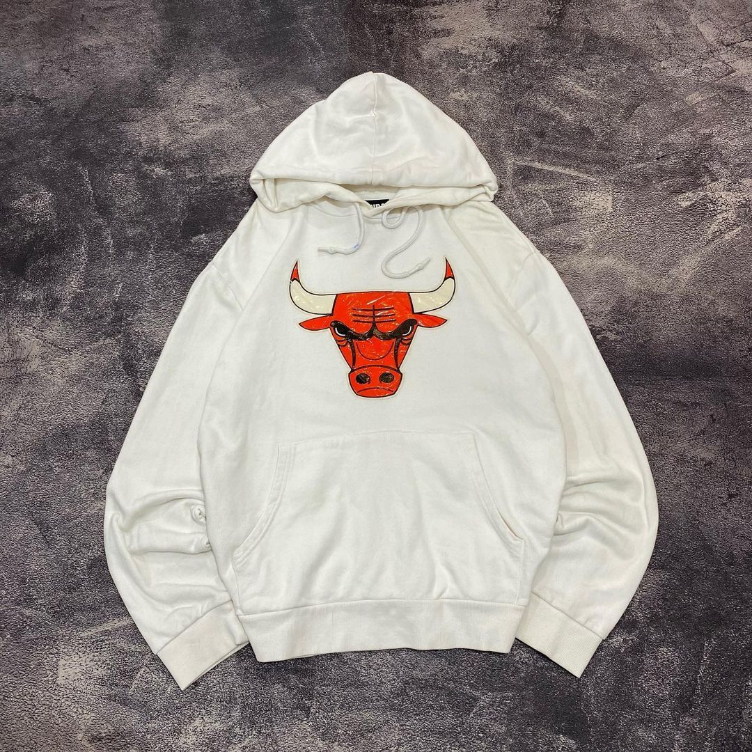 image of Chicago Bulls x NBA Hoodie Logo White, Men's (Size XL)