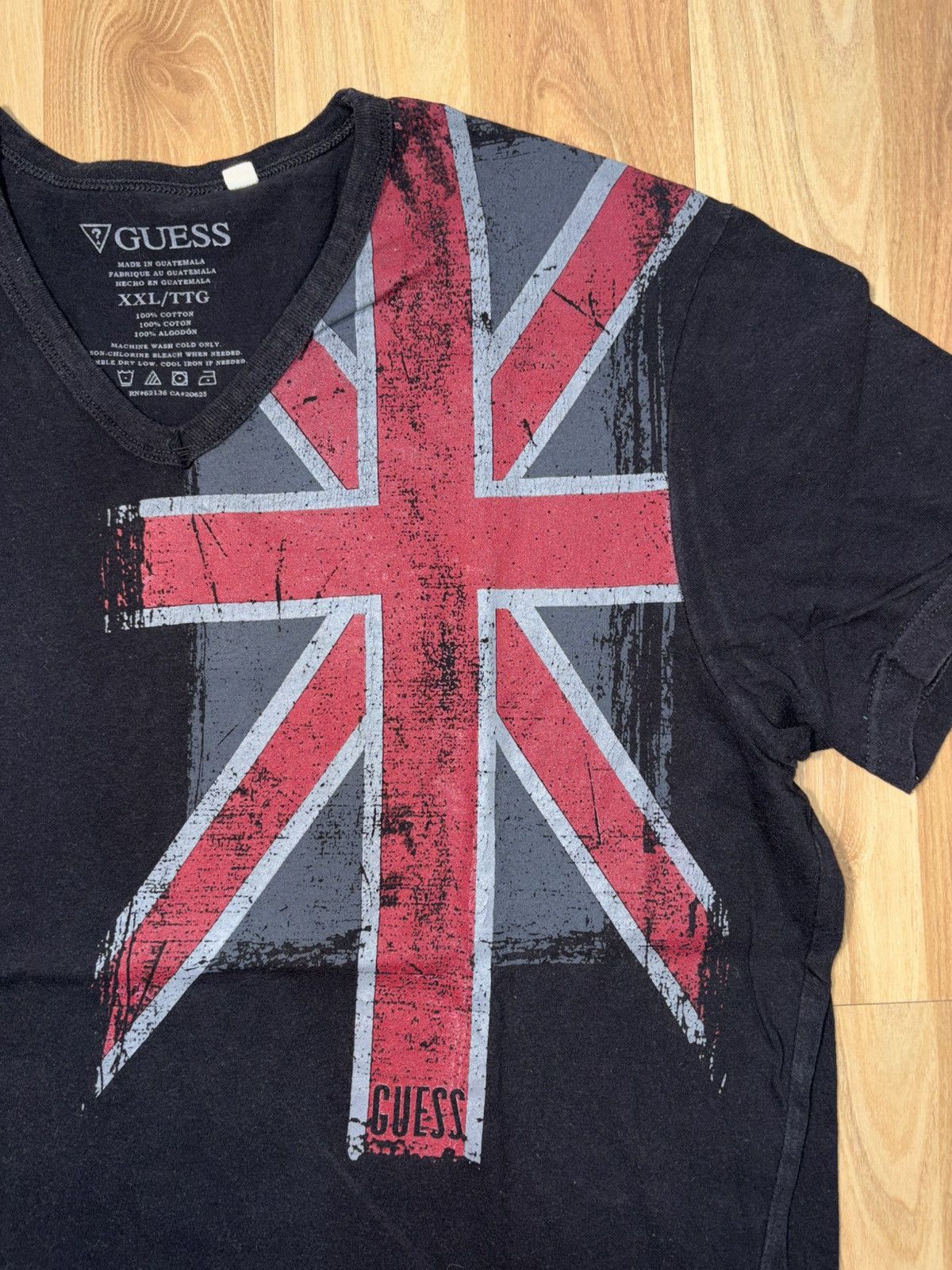 Guess Vintage Y2K Guess Union Jack Graphic V-Neck Tee - Size XXL Size US XXL / EU 58 / 5 - 6 Thumbnail