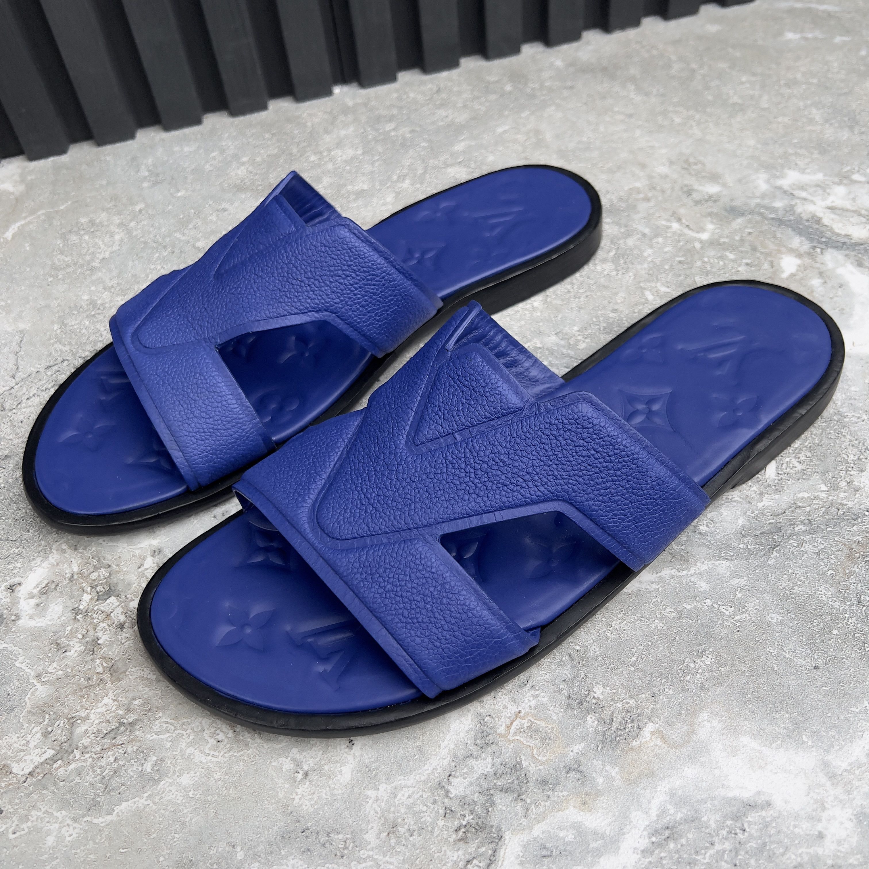 Louis Vuitton hologram slides Louis Vuitton  main image 3