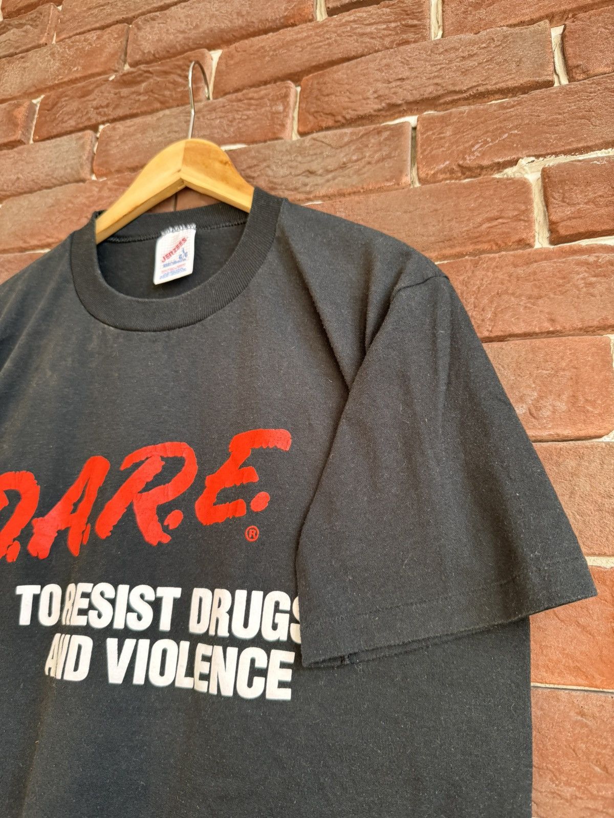 Band Tees Rare!! Vintage 80s D.A.R.E "To Resist Drugs & Violence" Tee Size US L / EU 52-54 / 3 - 4 Thumbnail