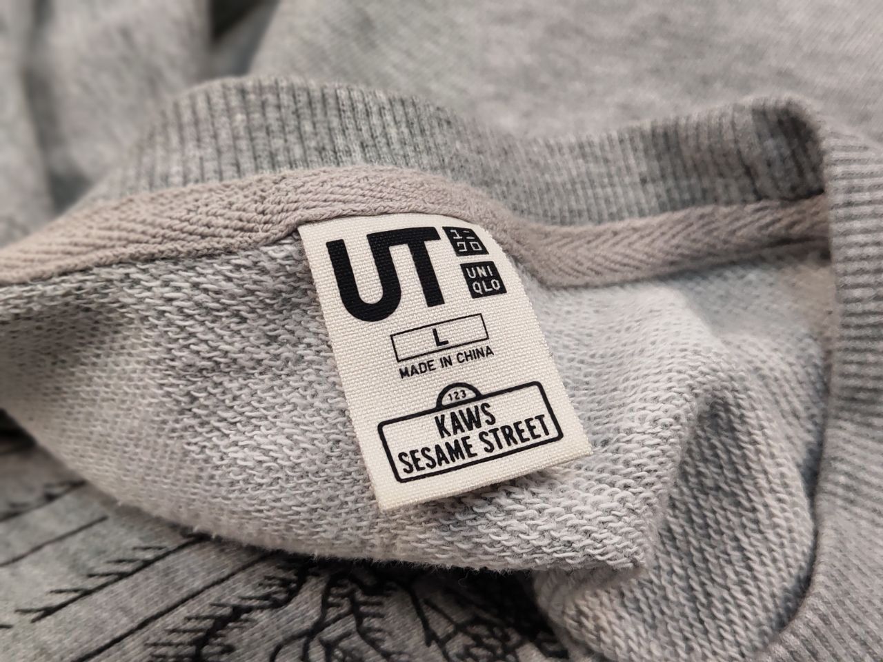 Uniqlo Uniqlo x Kaws Sesame Street Logo Gray Crew Chek Sweatshirt Size US L / EU 52-54 / 3 - 19 Thumbnail