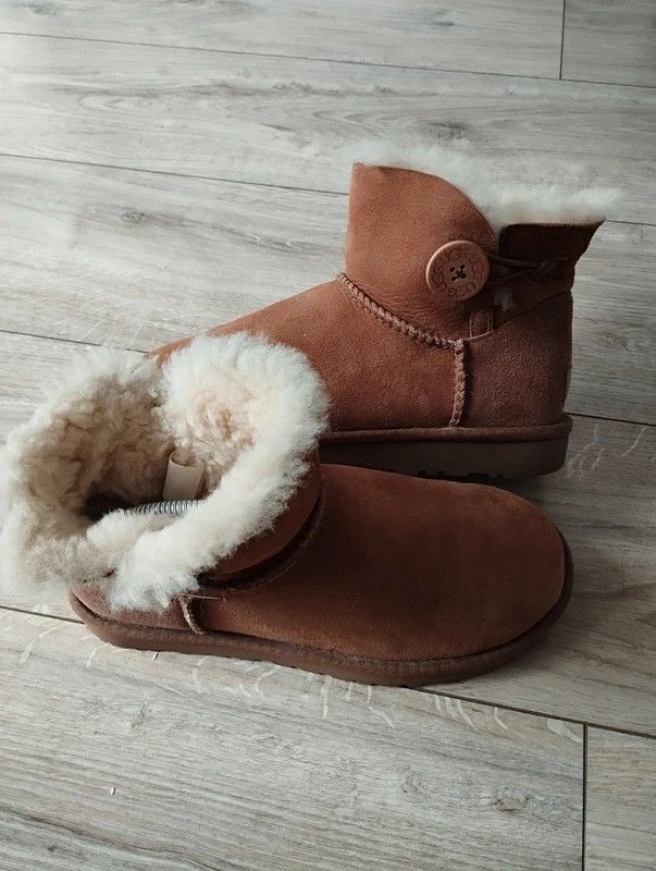 Ugg UGG Mini Bailey Button II size 38 boots winter Size US 7 / IT 37 - 5 Thumbnail
