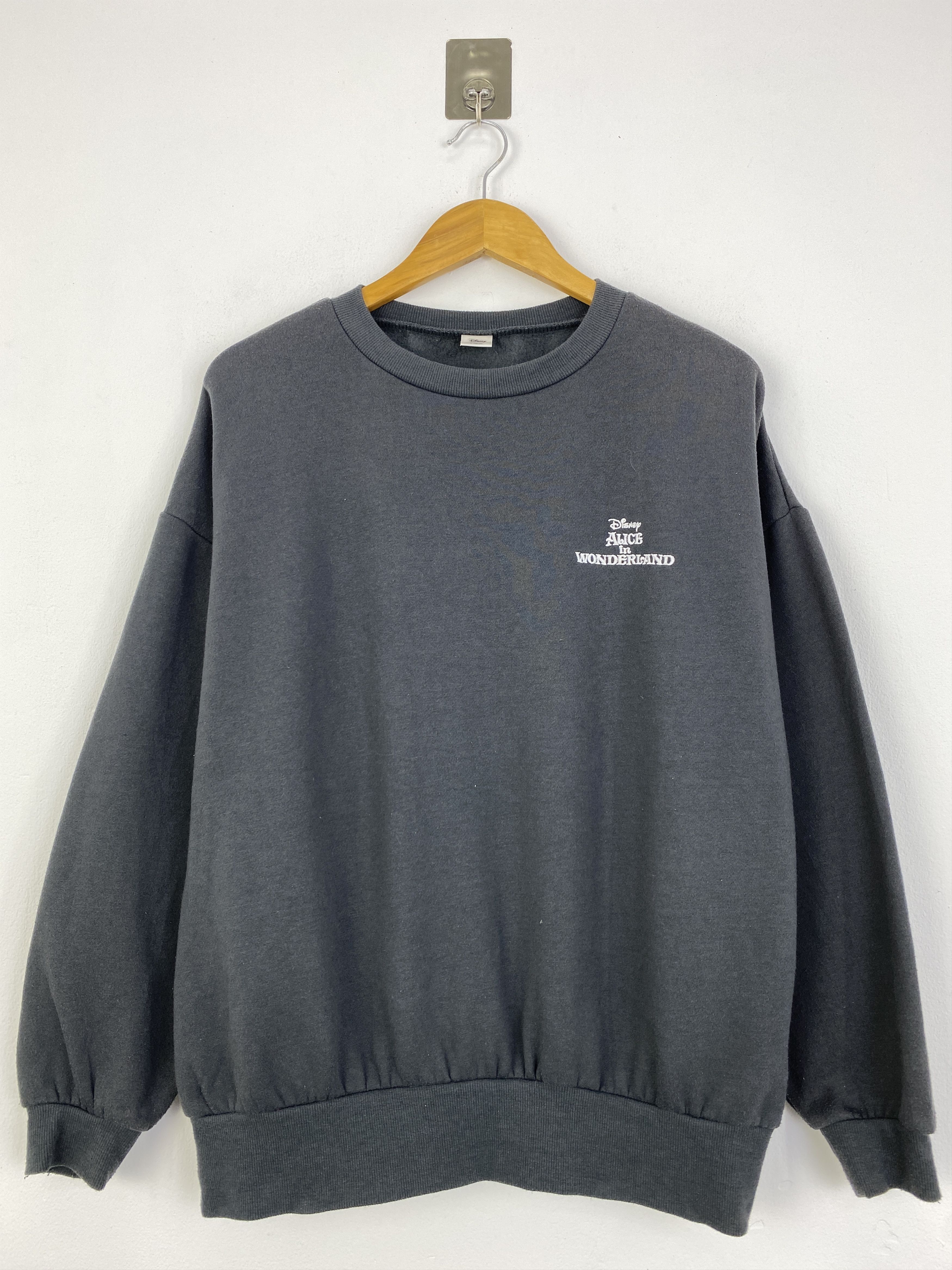 Disney Vintage Disney Alice In Wonderland Backhit Sweatshirt SH0041 Size US XL / EU 56 / 4 - 2 Thumbnail