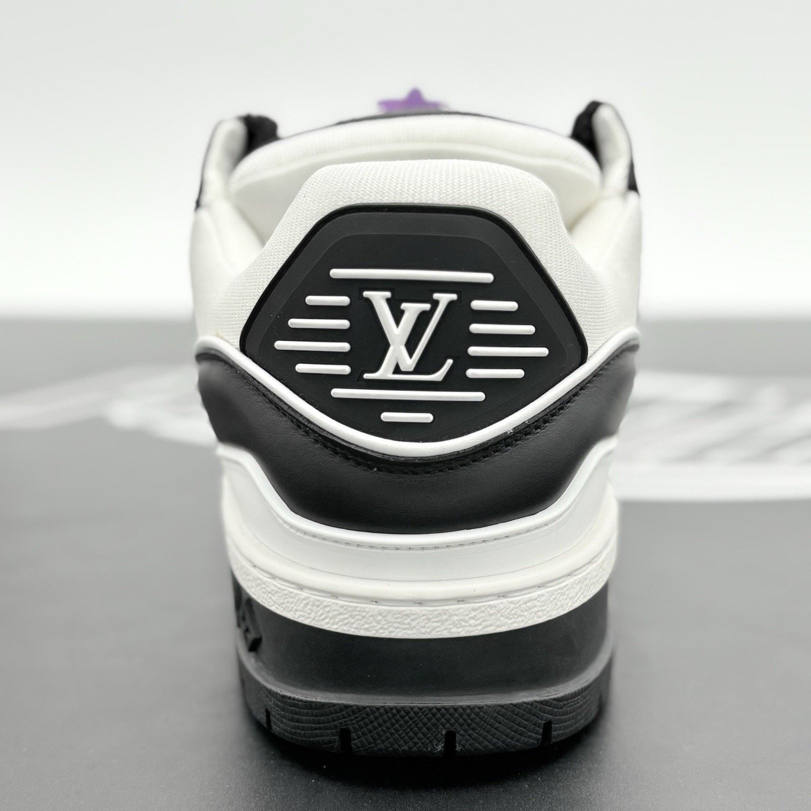 Louis Vuitton (10-10.5 US) Louis Vuitton Maxi ' Black White ' | EXCELLENT! Size US 10 / EU 43 - 9 Thumbnail