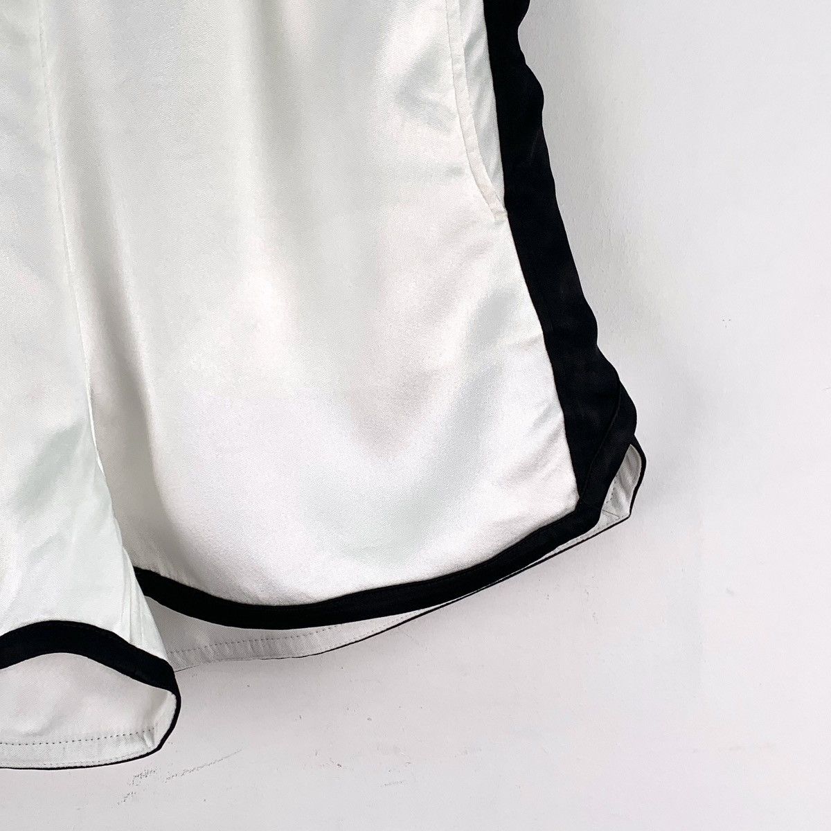 Dior Dior 22FW White Logo Satin Casual Shorts K26WX Size 26" / US 2 / IT 38 - 4 Thumbnail