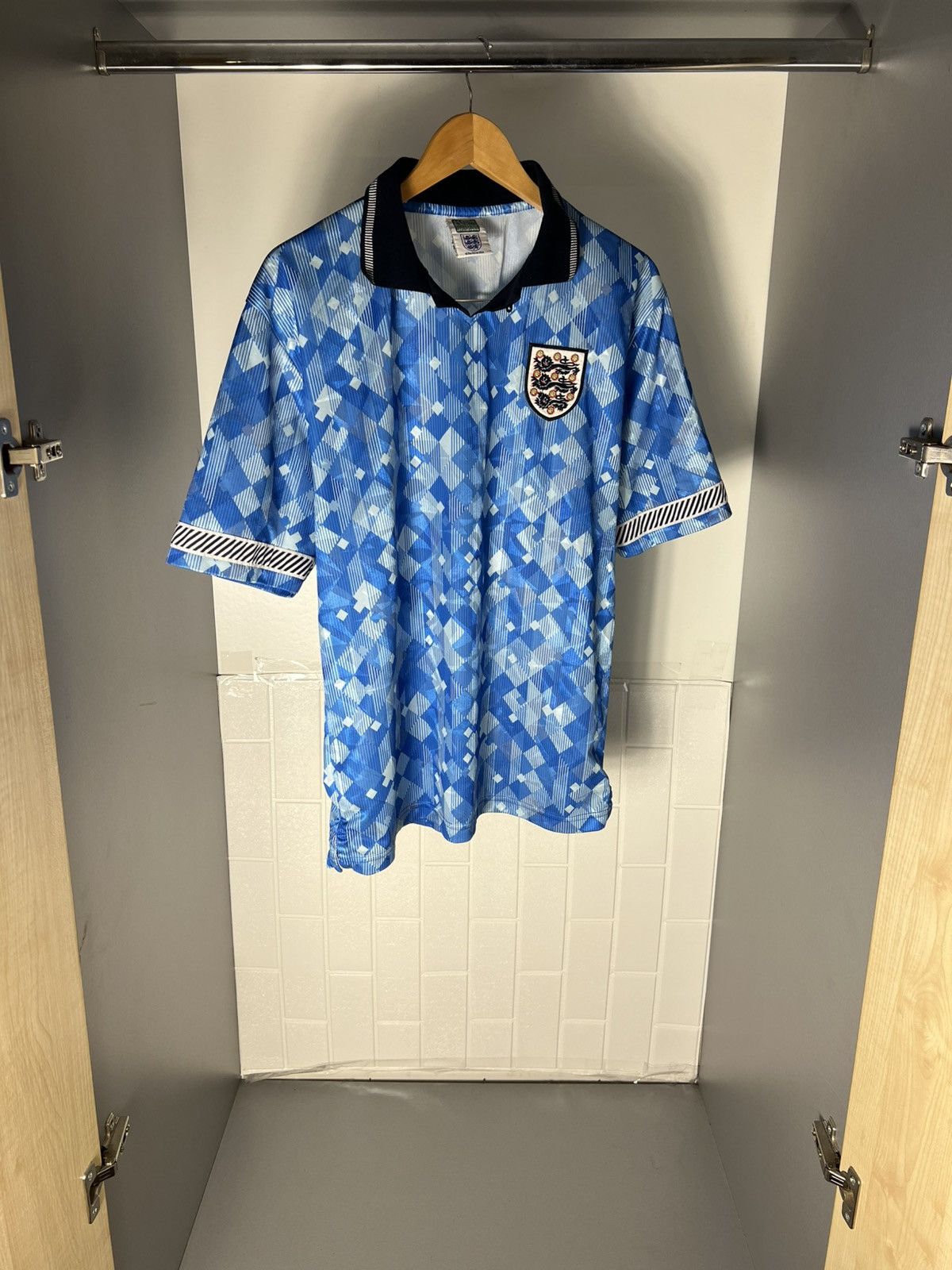Vintage VERY RARE UMBRO ENGLAND RETRO SOCCER JERSEY MANCHESTER Y2K Size US L / EU 52-54 / 3 - 7 Thumbnail
