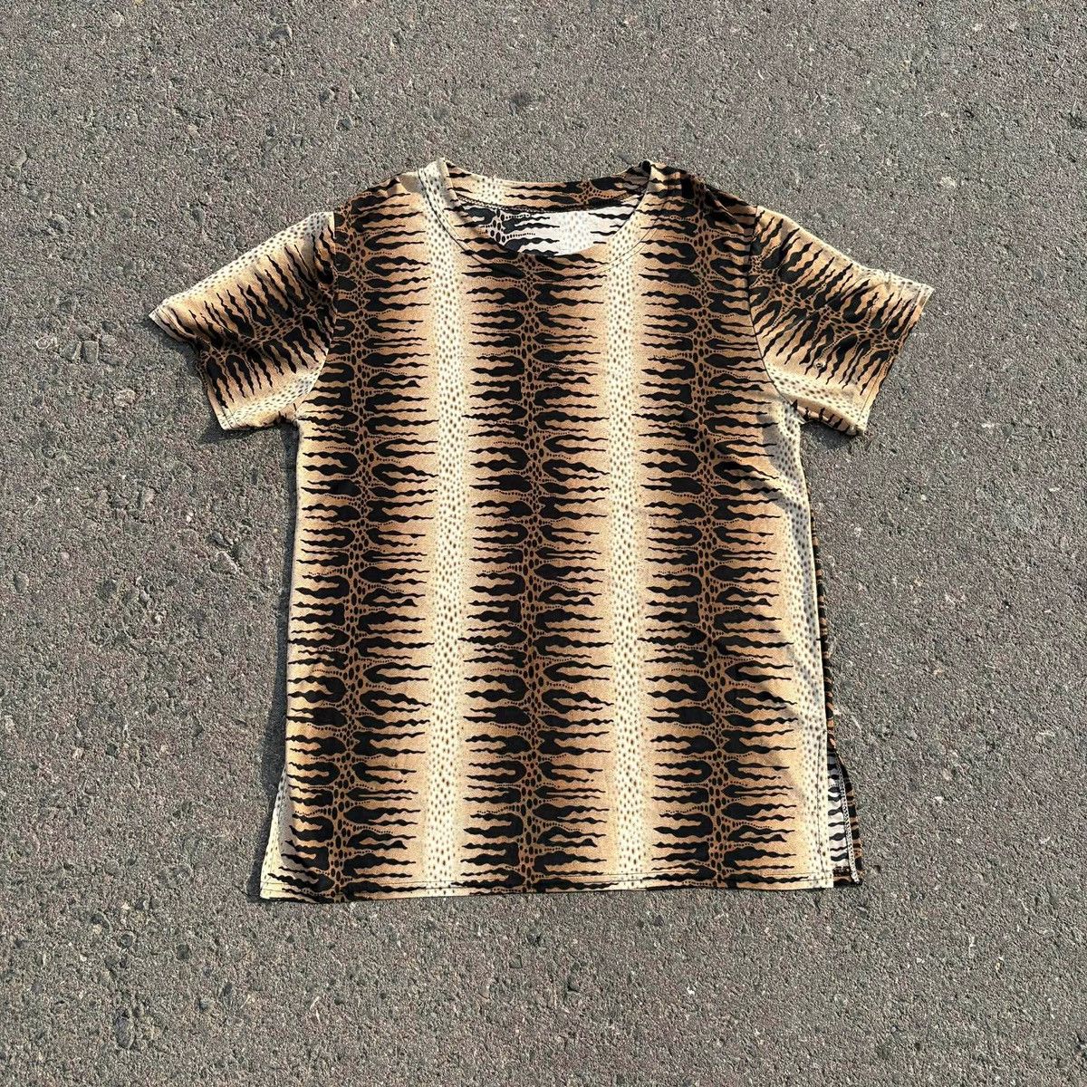 Japanese Brand Vintage Tiger Stripe All Over Print T-Shirt Size M Size US L / EU 52-54 / 3 - 1 Thumbnail