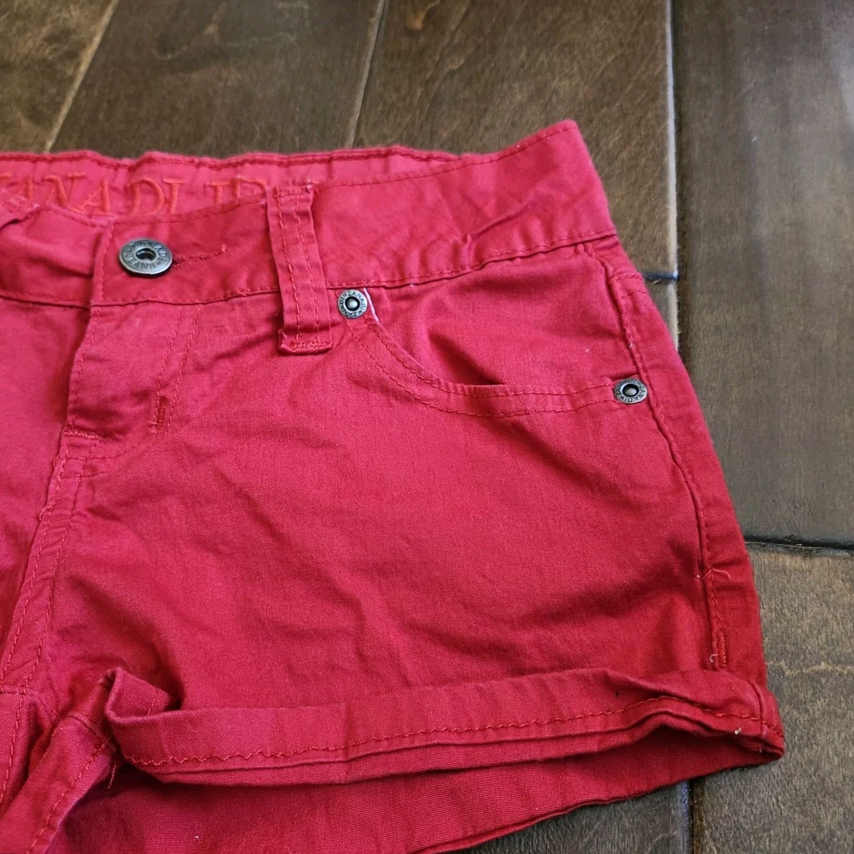 Vintage Zana Di Shorts Women's Red Denim Cotton Spandex Size 0 Casual Party/Cocktail Travel Easy Care Button Closure Vintage No Size 25" / US 0 / IT 36 - 5 Thumbnail