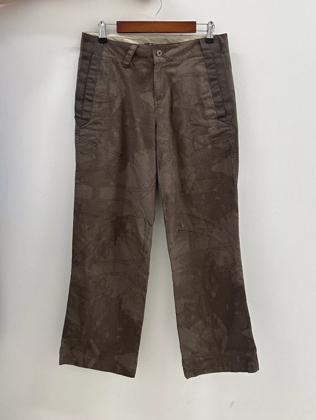 Nike Vintage Nike Acg 2000s Y2k Wide Baggy Pants Pocket Camo Size 27" / US 4 / IT 40 - 1 Thumbnail