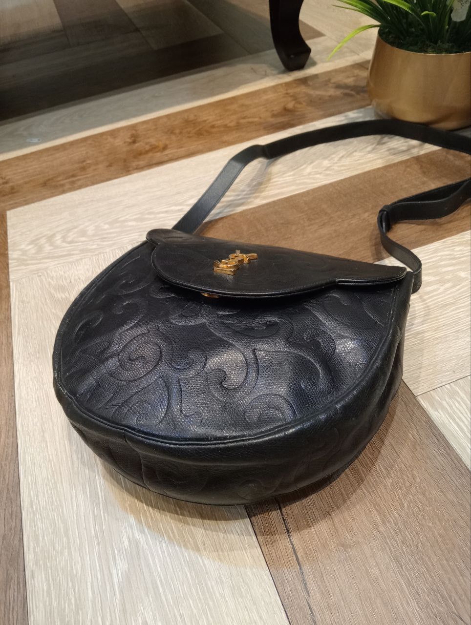 Yves Saint Laurent YVES SAINT LAURENT BLACK LEATHER ARABESQUE SHOULDER BAG Size ONE SIZE - 14 Thumbnail