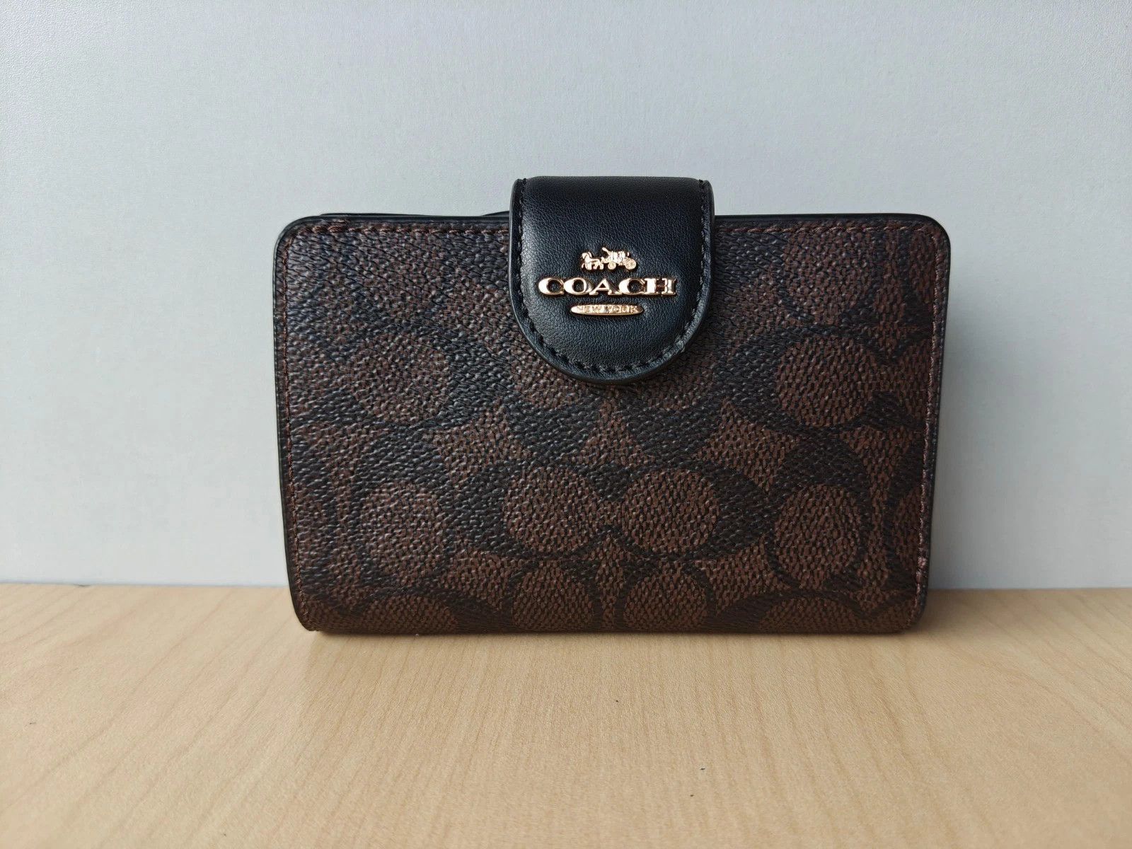 Coach Coach Medium Corner Zip Wallet In Signature T/1013 Size ONE SIZE - 1 Thumbnail