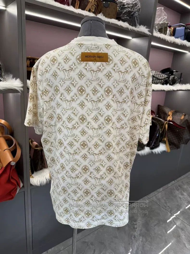 Louis Vuitton Louis Vuitton Full logo short sleeve T-shirt Size US L / EU 52-54 / 3 - 4 Thumbnail