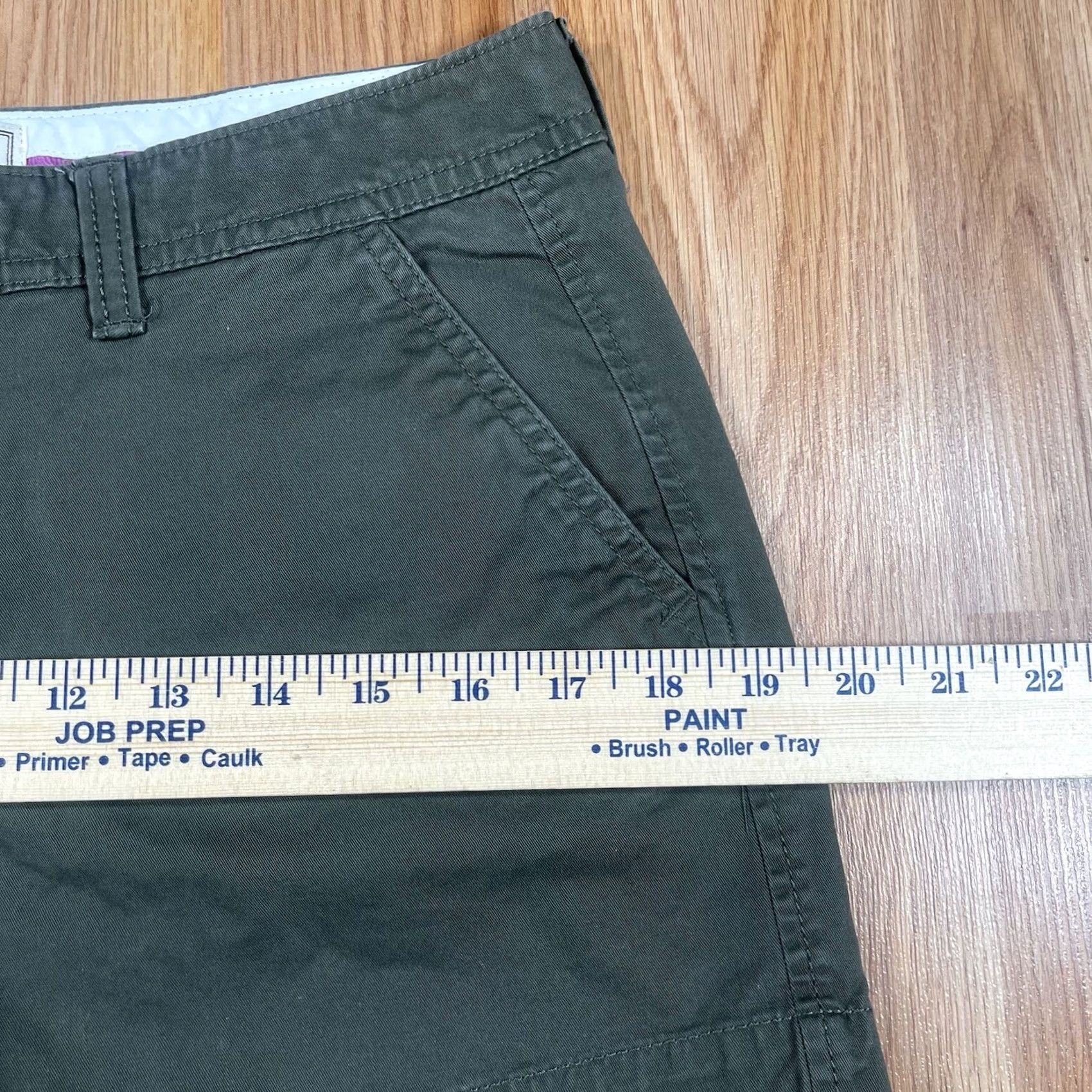 Old Navy Old Navy 5” Shorts Women’s 4 Olive Stretch Chino Flat Front Khaki Slacks Shorts Size 27" / US 4 / IT 40 - 6 Thumbnail