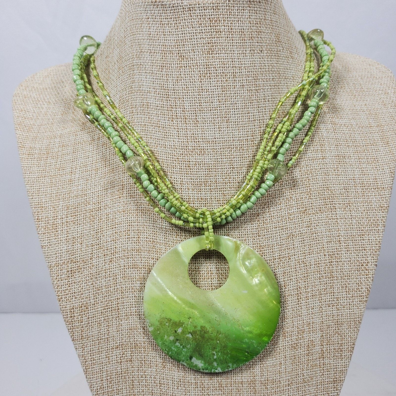 The Unbranded Brand Vintage Seashell Green Necklace 19" Long w/ 2.5" Pendant Size ONE SIZE - 1 Thumbnail