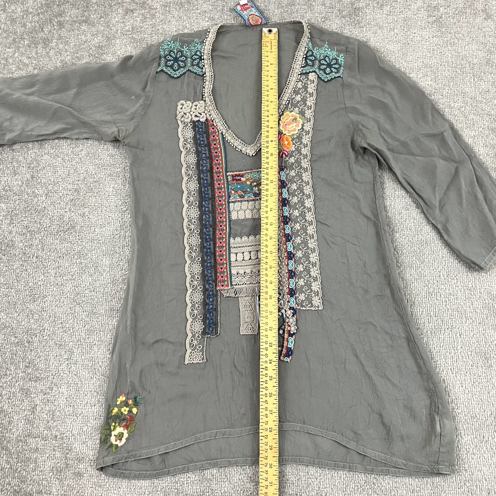 Johnny Was Johnny Was Women’s XS Gray Floral Embroidered Tunic Blouse V-Neck Casual Preppy Size XS / US 0-2 / IT 36-38 - 5 Thumbnail