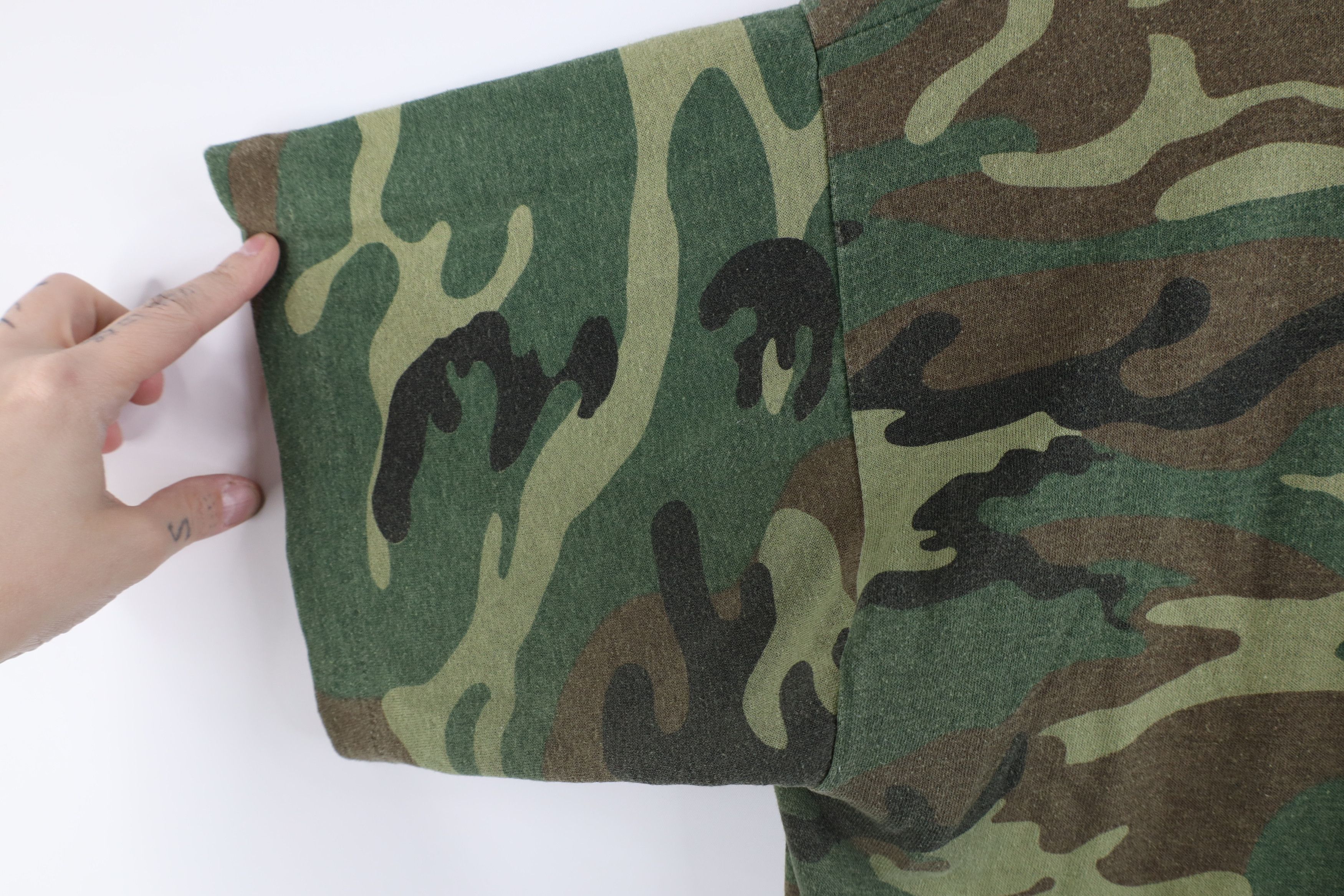 Vintage Vintage 70s 80s Streetwear Thin Camouflage T-Shirt USA Size US L / EU 52-54 / 3 - 7 Thumbnail