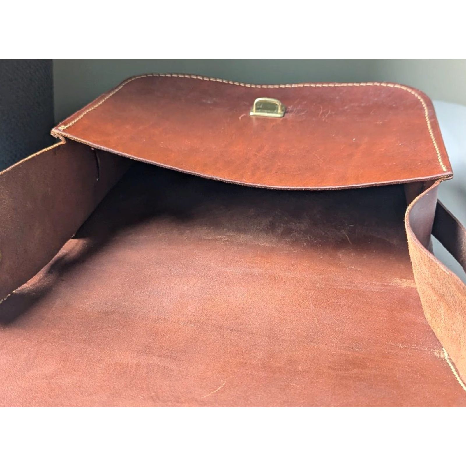Eddie Bauer VINTAGE Eddie Bauer messenger bag COWHIDE brown leather bag Medium Unisex Adults Brown leather Messenger Bag 11.5" across 10" tall 3.5" wide Mens Size ONE SIZE - 7 Thumbnail