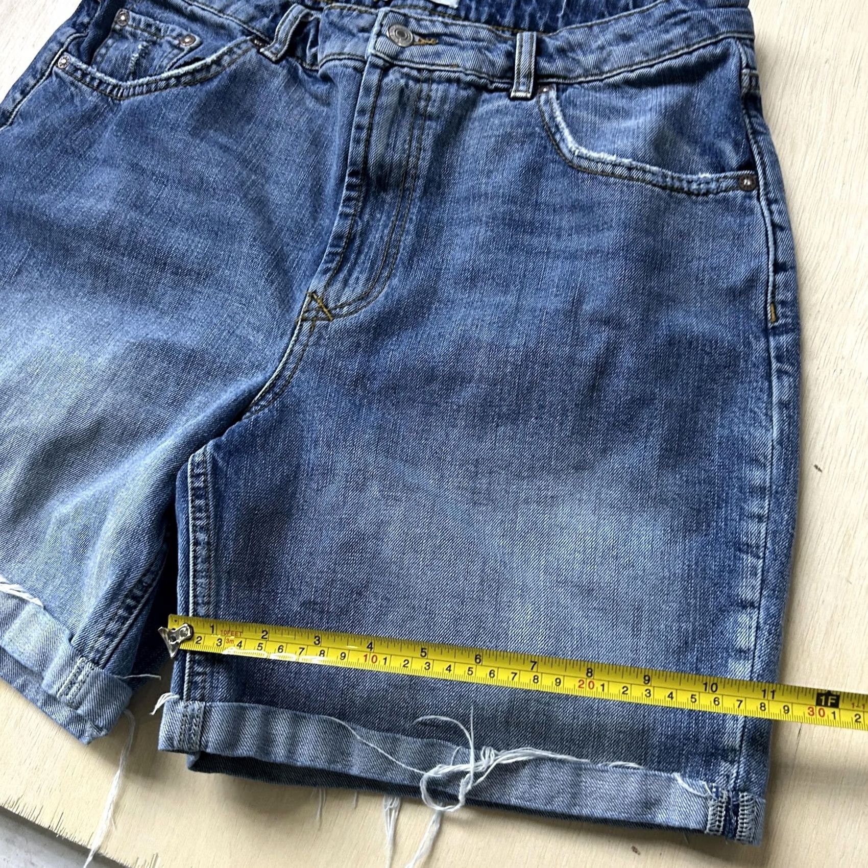 Vintage We The Free Shorts Womens 31" Blue Denim Bermuda Relaxed Cutoff Frayed Hem Size 24" / US 00 / IT 34 - 6 Thumbnail