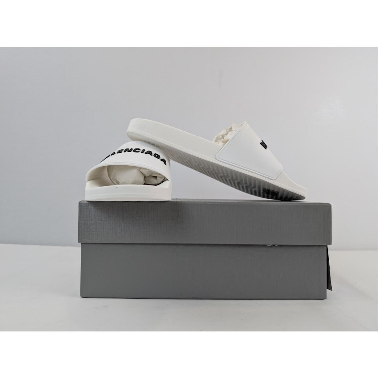 Balenciaga o1rshd1 Q:2 / Rubber Logo Pool Slide Sandals White / Black Size US 14 / EU 47 - 19 Thumbnail