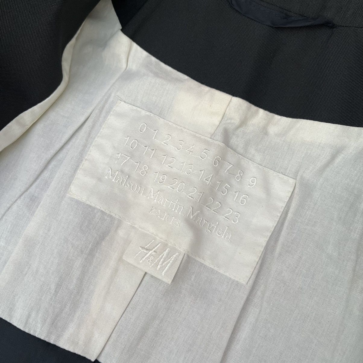 H&M × Maison Margiela Maison Margiela x H&M Re-Edition S/S1989 Shoulder Jacket Size XS / US 0-2 / IT 36-38 - 13 Thumbnail