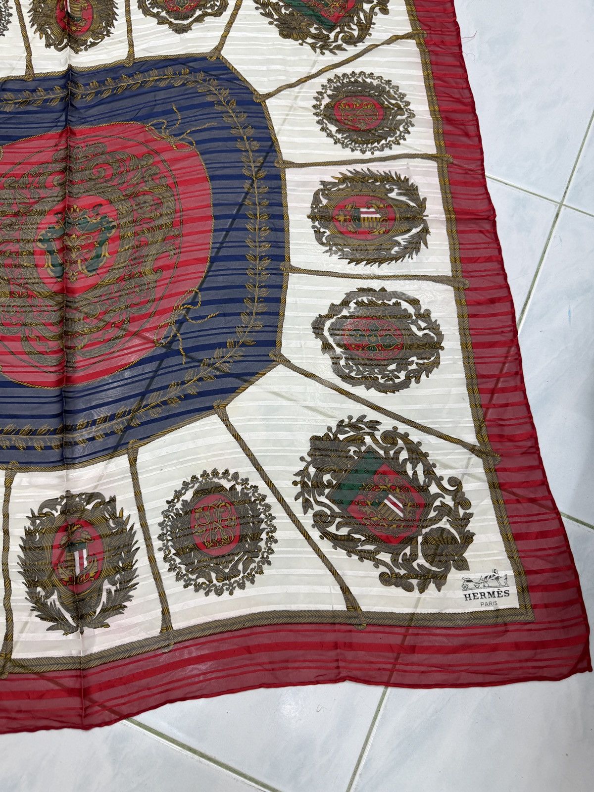Hermes 🔥🔥🔥ARCHIVE VINTAGE HERMES LES ARMES DE PARIS SILK SCARF Size ONE SIZE - 7 Thumbnail
