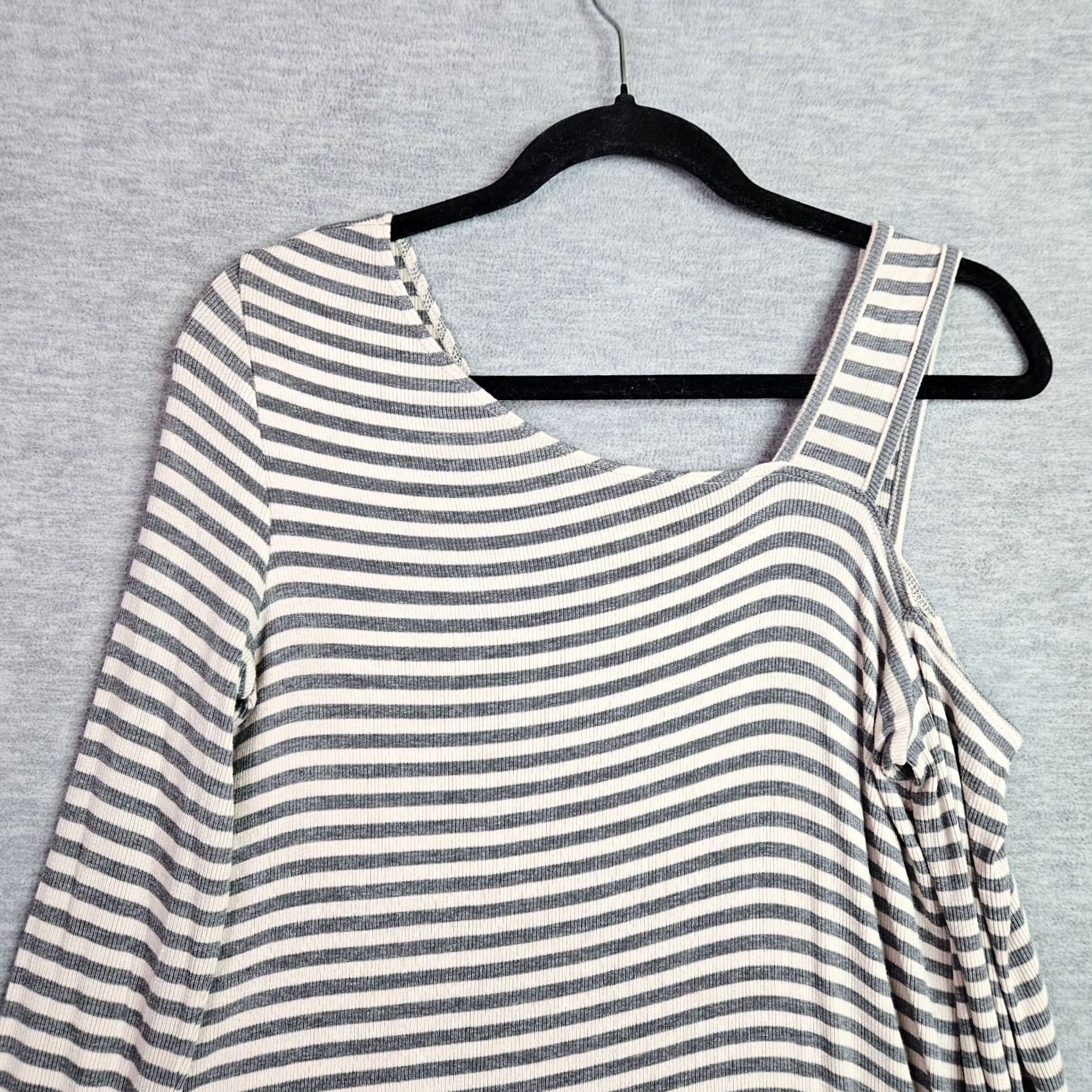 Vintage Cabi Women's Gray Ivory Stripe One Shoulder Asymmetrical Top S Short Sleeve T-Shirt Regular Fit Size S / US 4 / IT 40 - 6 Thumbnail
