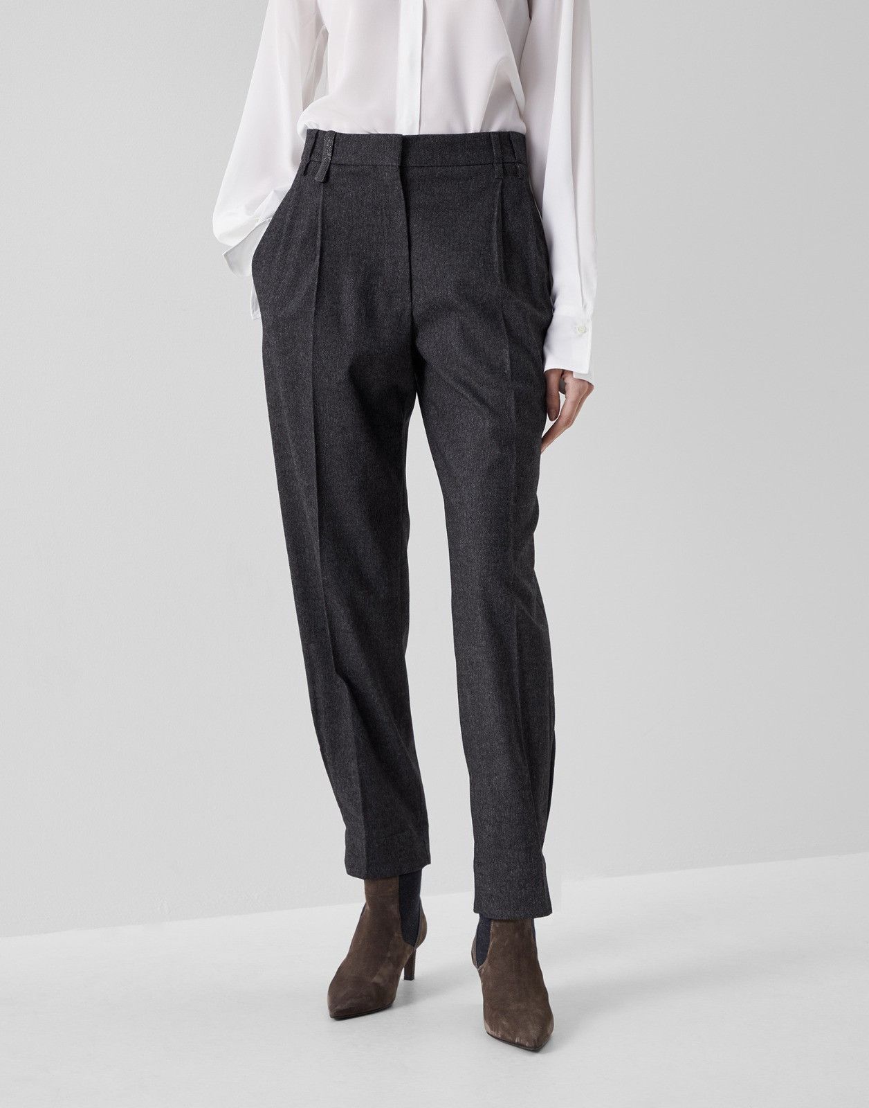 o1la1rc1a0225 Pant in Dark Grey