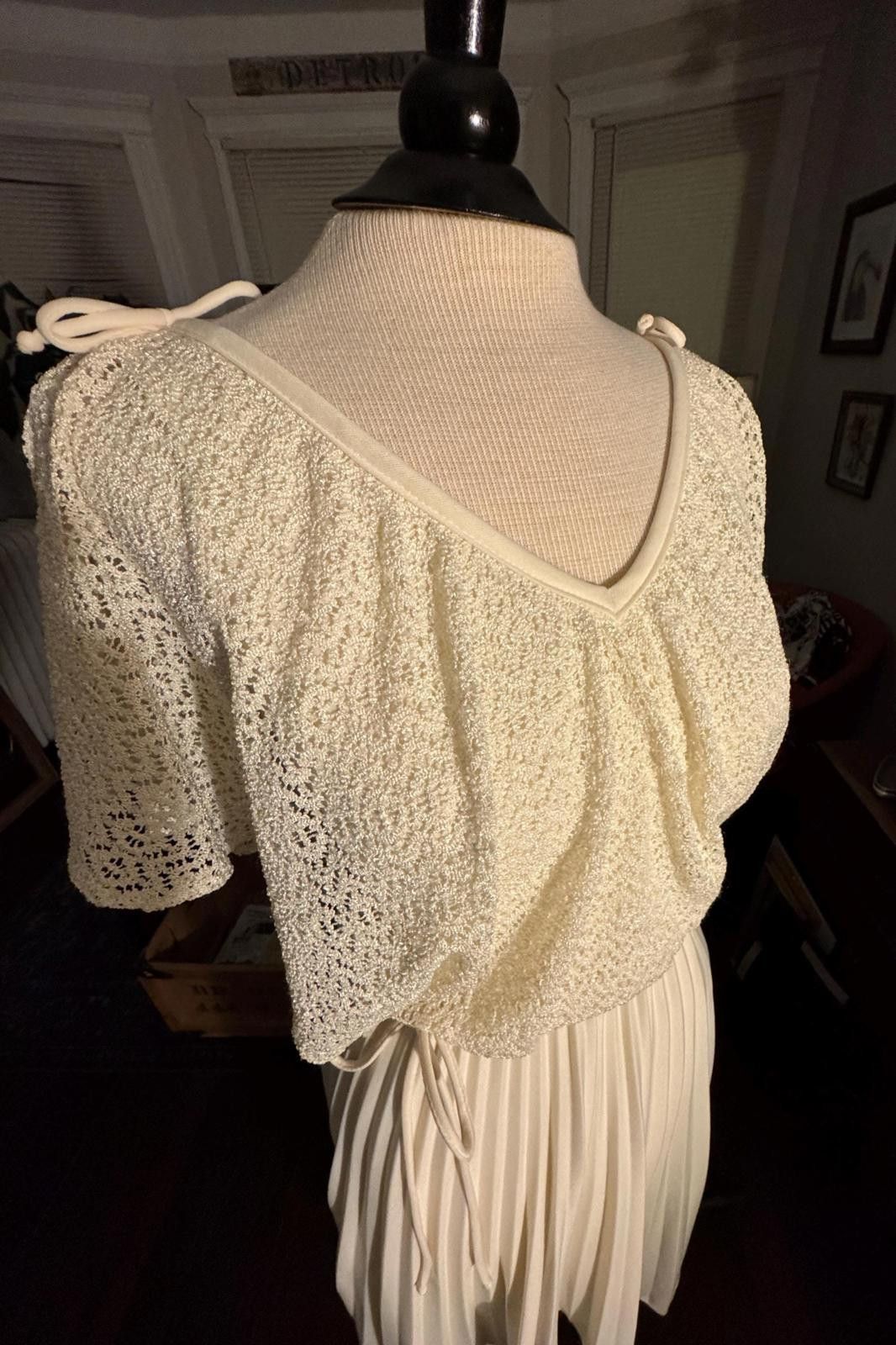 Designer 1970s Vintage Cream Pleated Retro Boho style VTG Dress Size M / US 6-8 / IT 42-44 - 1 Thumbnail