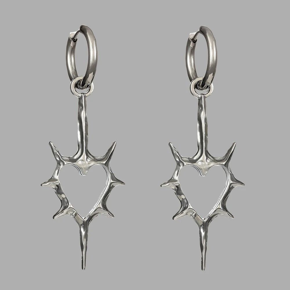 Japanese Brand × Vintage Y2K Thorn Spiked Heart Earrings Size ONE SIZE - 1 Thumbnail