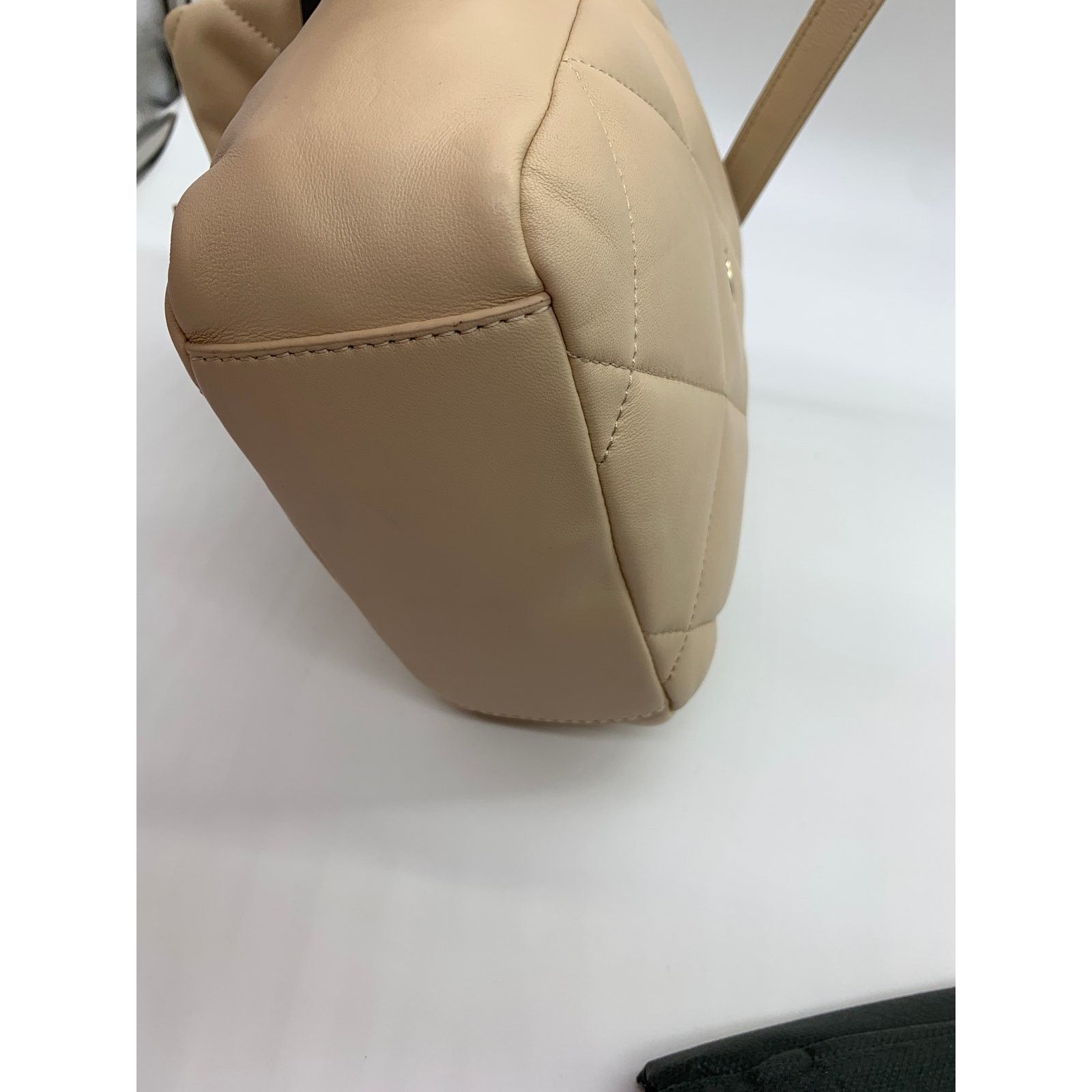 Vince Camuto Vince Camuto Quilted Leather Crossbody Doty Womens Purse Size ONE SIZE - 9 Thumbnail