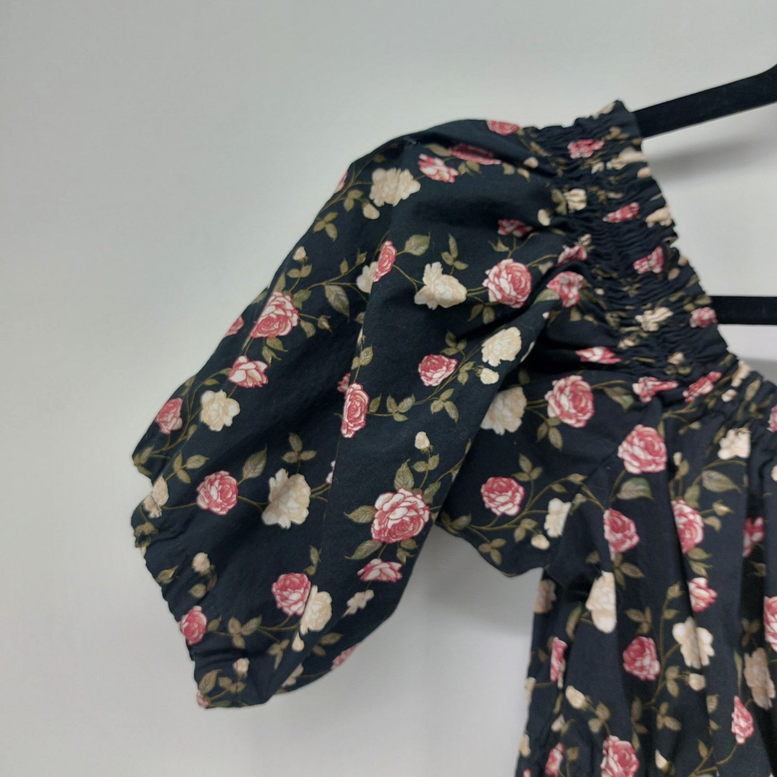 Other Celebrity Pink Floral Puff Sleeve Black Top Smocked Size L Size L / US 10 / IT 46 - 6 Thumbnail