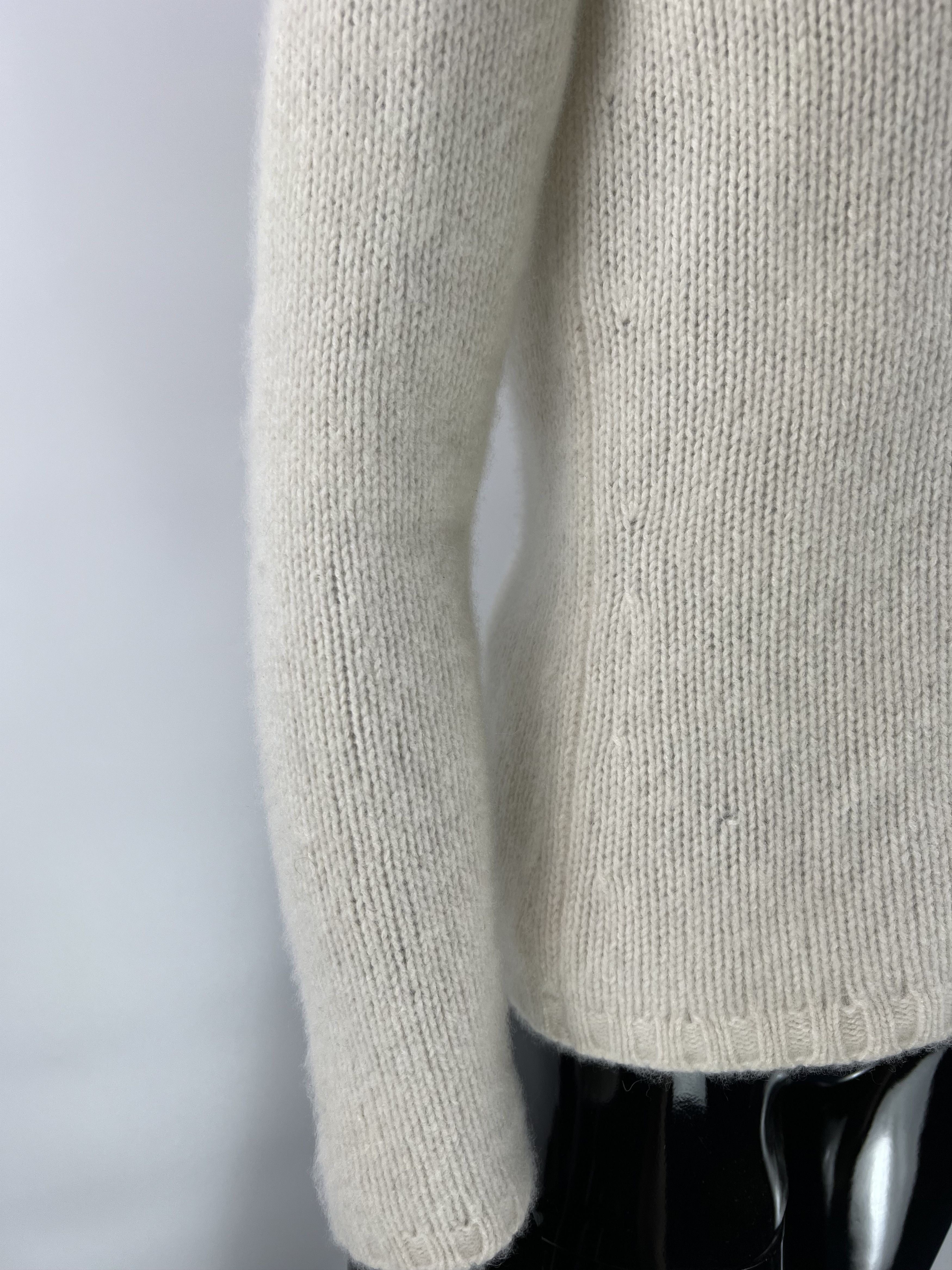 Loro Piana Loro Piana Women's 100% Cashmere V-Neck Sweater Size IT44 Size M / US 6-8 / IT 42-44 - 7 Thumbnail