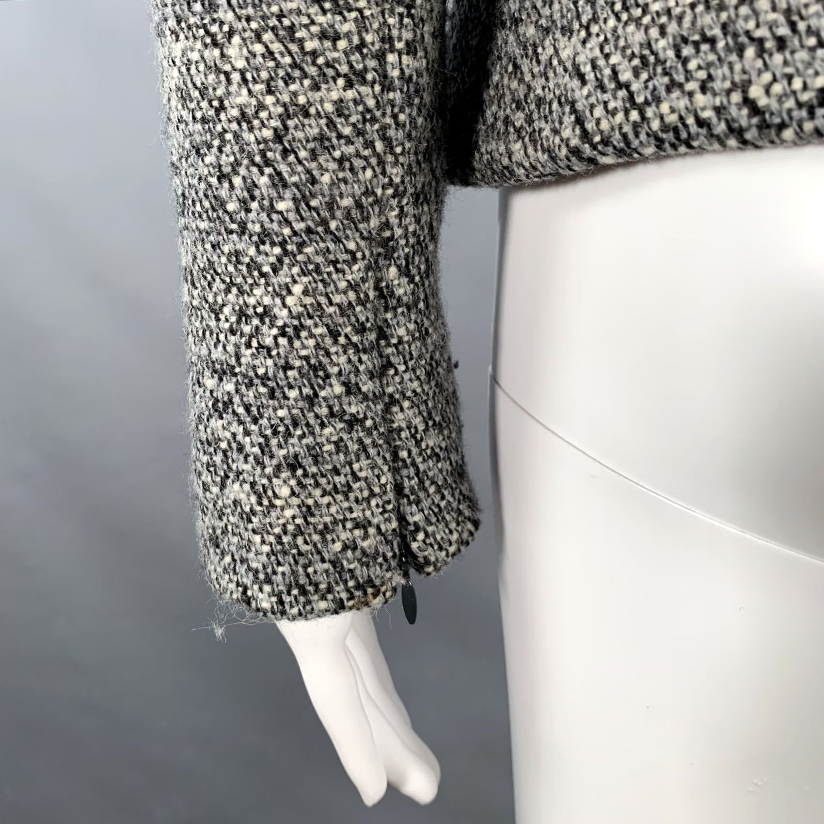 Alexander McQueen ALEXANDER MCQUEEN Size 4 Grey Black Wool Blend Boucle Single Breasted Jacket Women XS? Size S / US 4 / IT 40 - 6 Thumbnail
