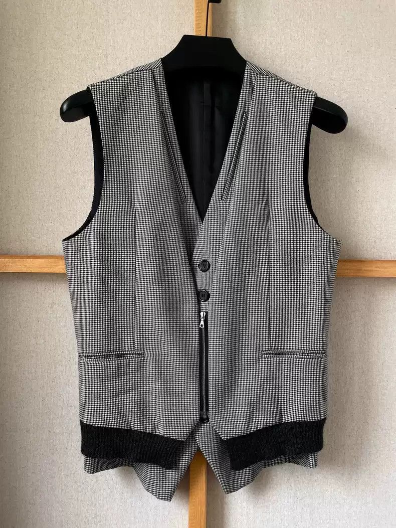Undercover A thousand birds and two fake vests
