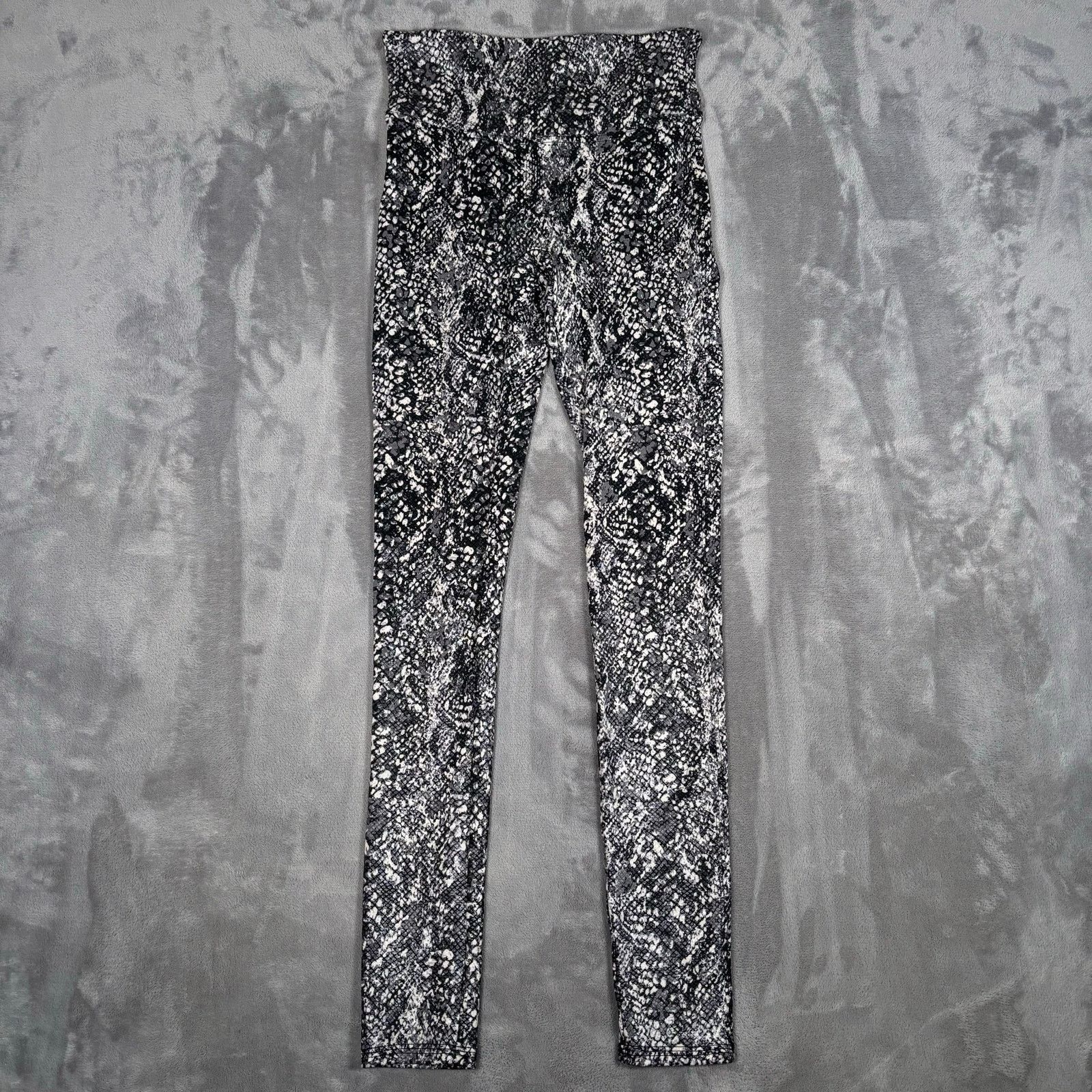 Spanx Spanx Snake Skin Print High Rise Shaping Leggings Women’s Size 27" / US 4 / IT 40 - 1 Thumbnail