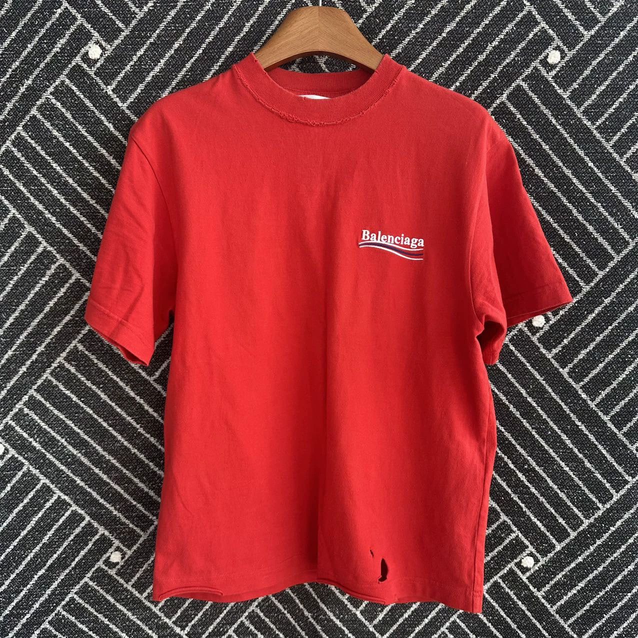 Balenciaga Balenciaga distressed red wave-embroidered tee XS 98 New Size XS / US 0-2 / IT 36-38 - 1 Thumbnail