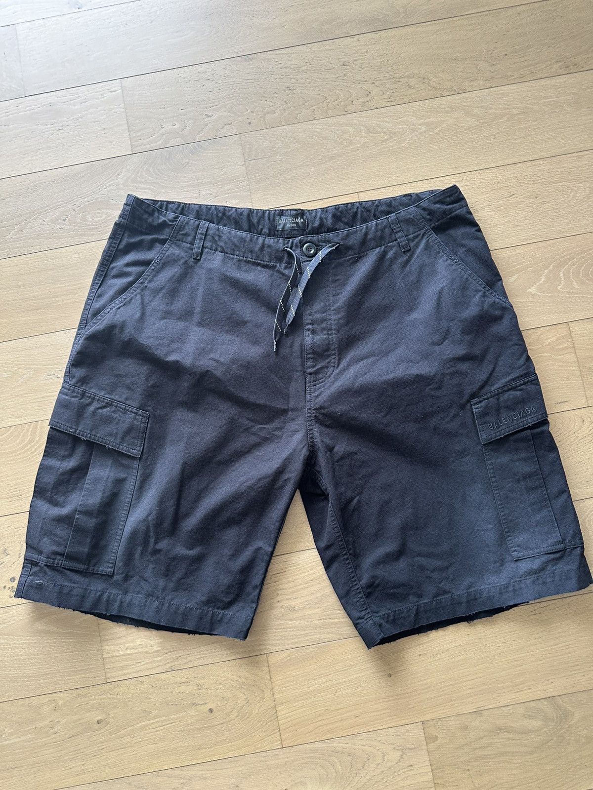 Balenciaga BALENCIAGA WIDE-LEG DISTRESSED CARGO SHORTS Size US 34 / EU 50 - 1 Thumbnail