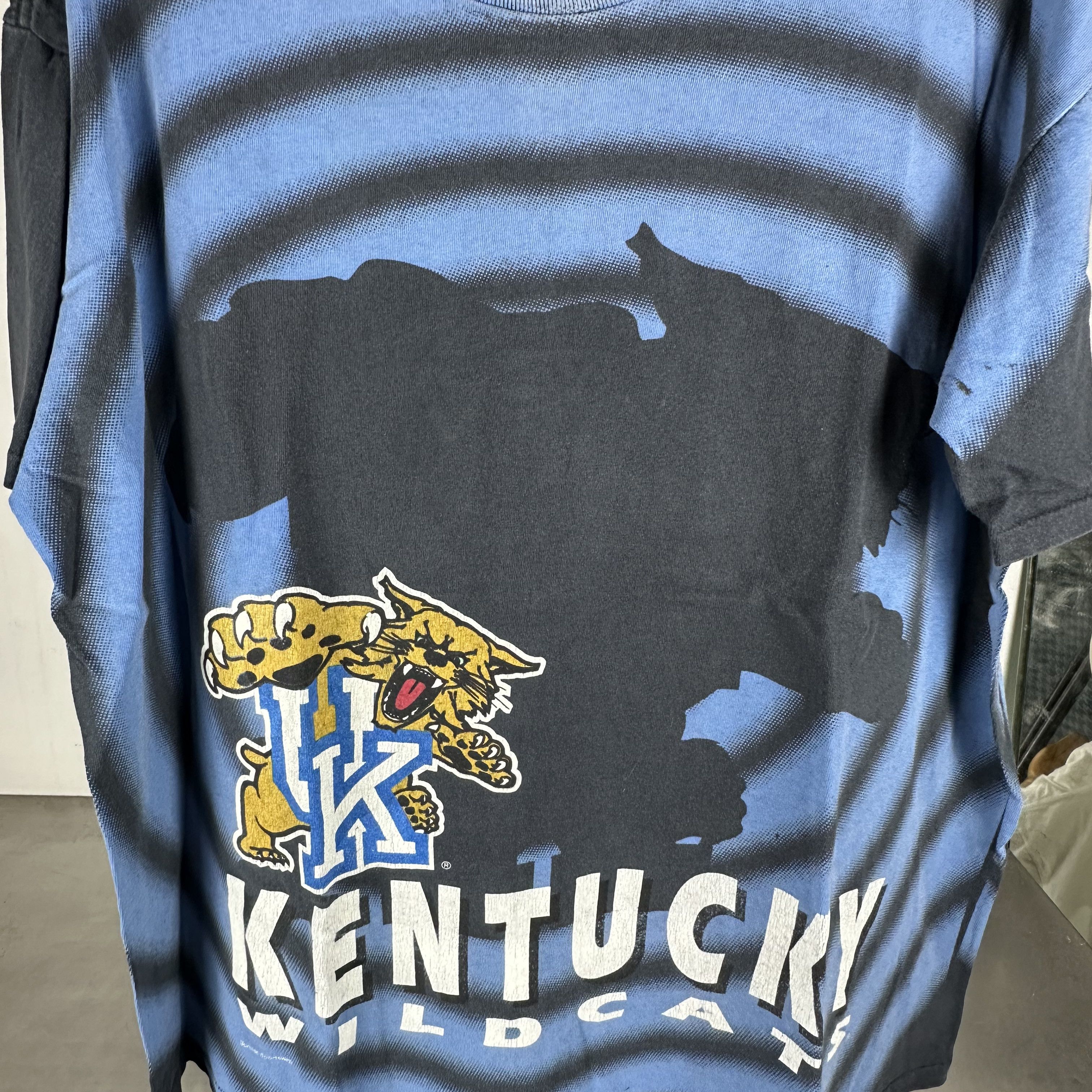 Vintage Vintage 90s Kentucky Wildcats NCAA Shadow AOP XL T-Shirt Size US XL / EU 56 / 4 - 2 Thumbnail