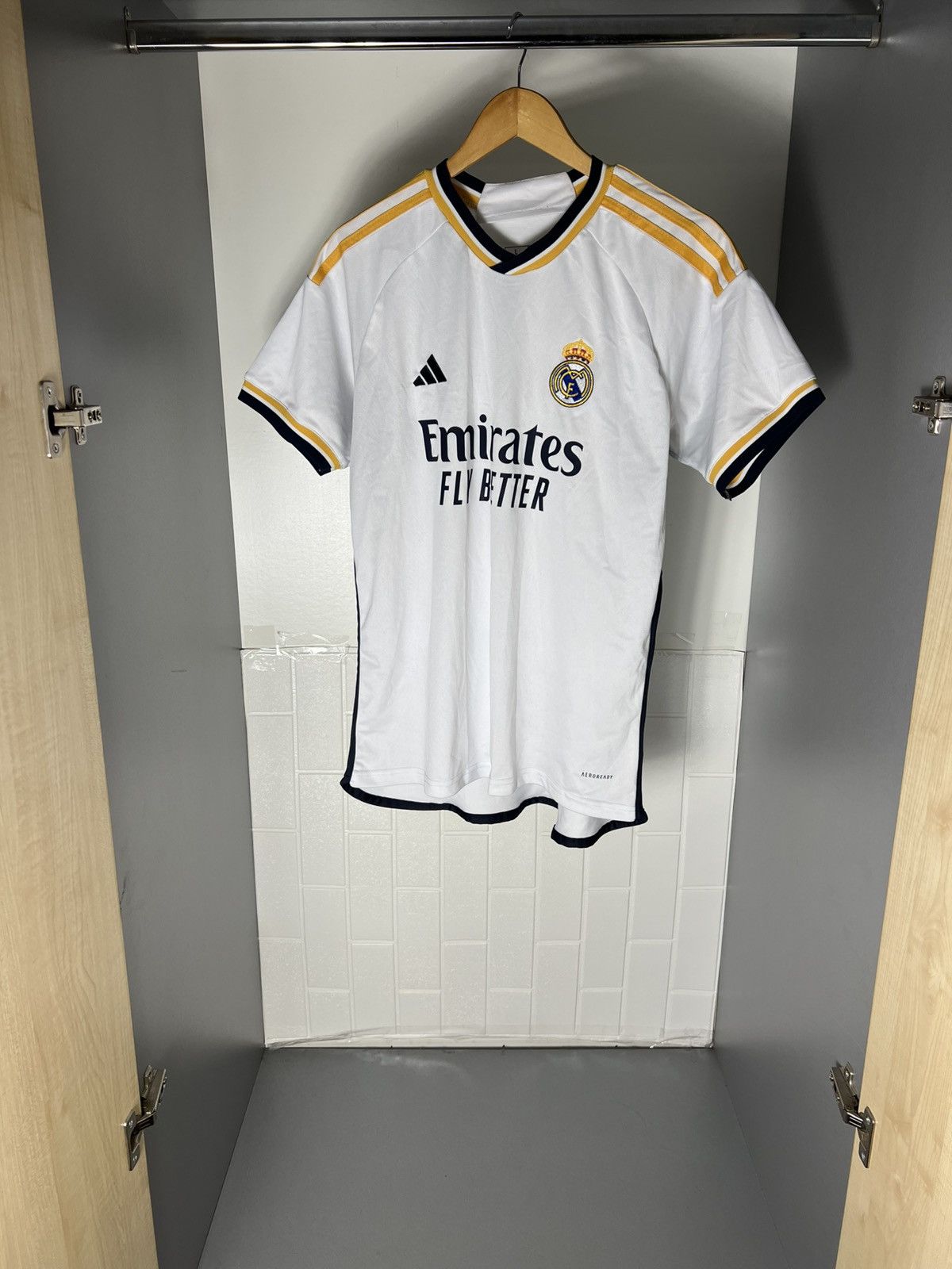Adidas VINTAGE ADIDAS FC REAL MADRID SPAIN SOCCER JERSEY RETRO Y2K Size US L / EU 52-54 / 3 - 6 Thumbnail