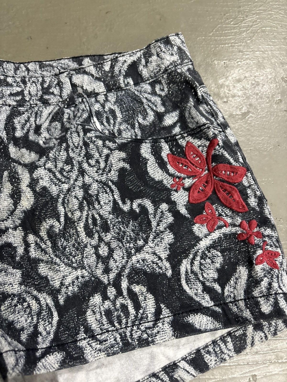 Hysteric Glamour Vintage Hysteric Glamour Floral Shorts H&M Size 34" / US 12 / IT 48 - 2 Thumbnail