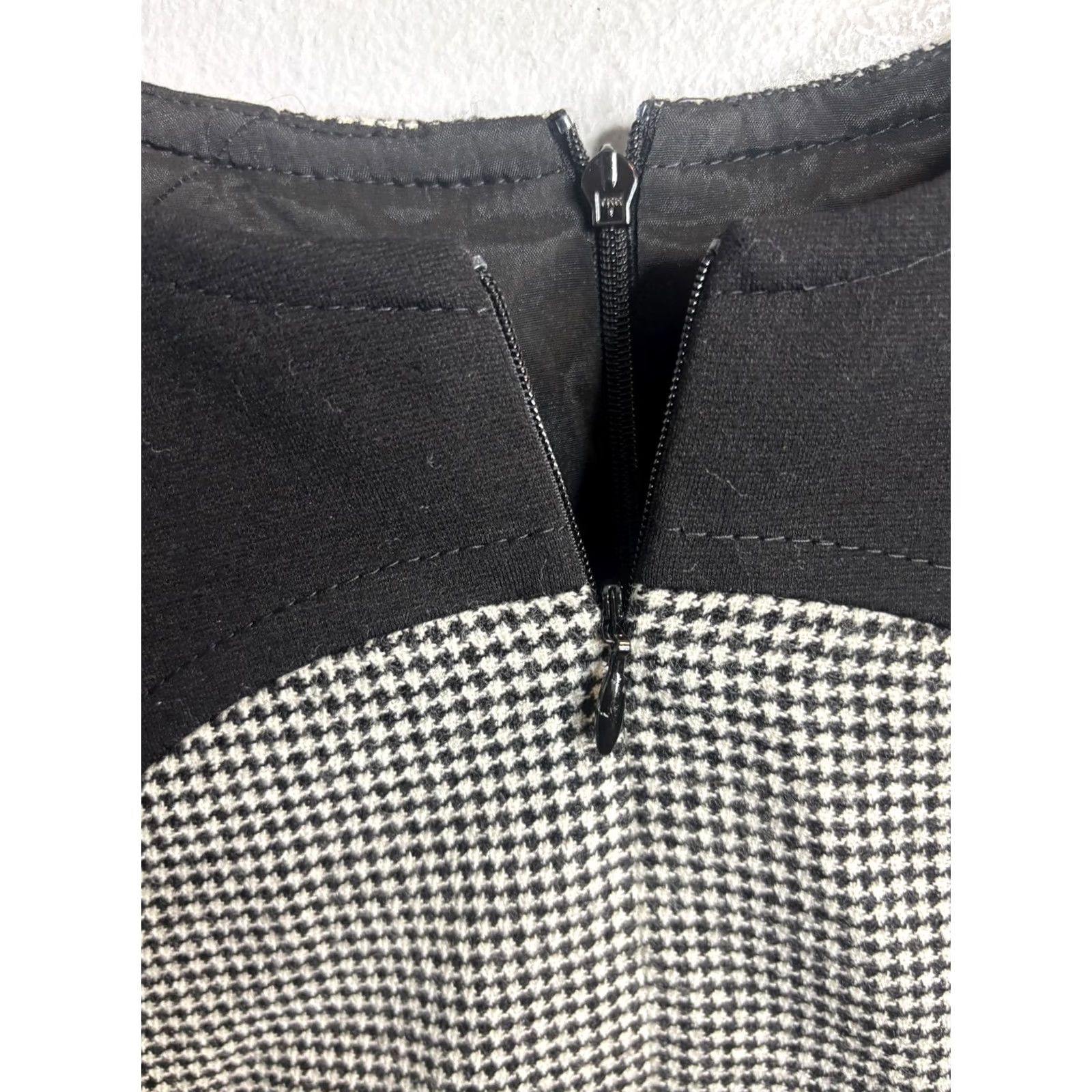 Vintage Akris punto Dress Womens 10 Black Size Houndstooth Sheath Ruffle Hem Sleeve Size L / US 10 / IT 46 - 3 Thumbnail