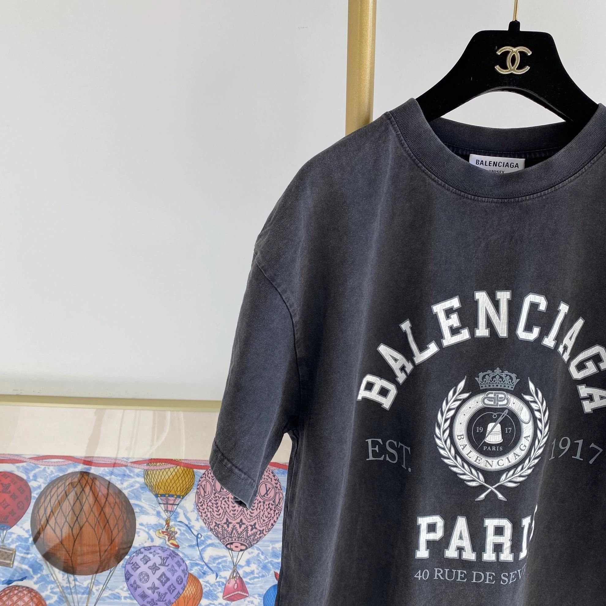 Balenciaga Balenciaga Distressed Gray Logo T-shirt M NWT Size US M / EU 48-50 / 2 - 3 Thumbnail