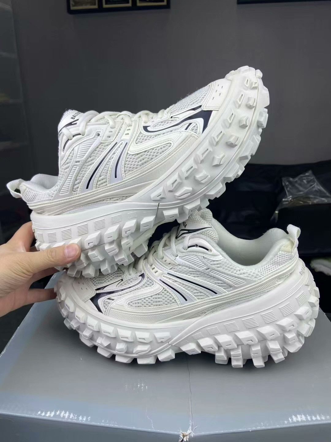 Balenciaga Balenciaga White Lowtop Sneakers 8.5 Men Size US 8.5 / EU 41-42 - 1 Thumbnail
