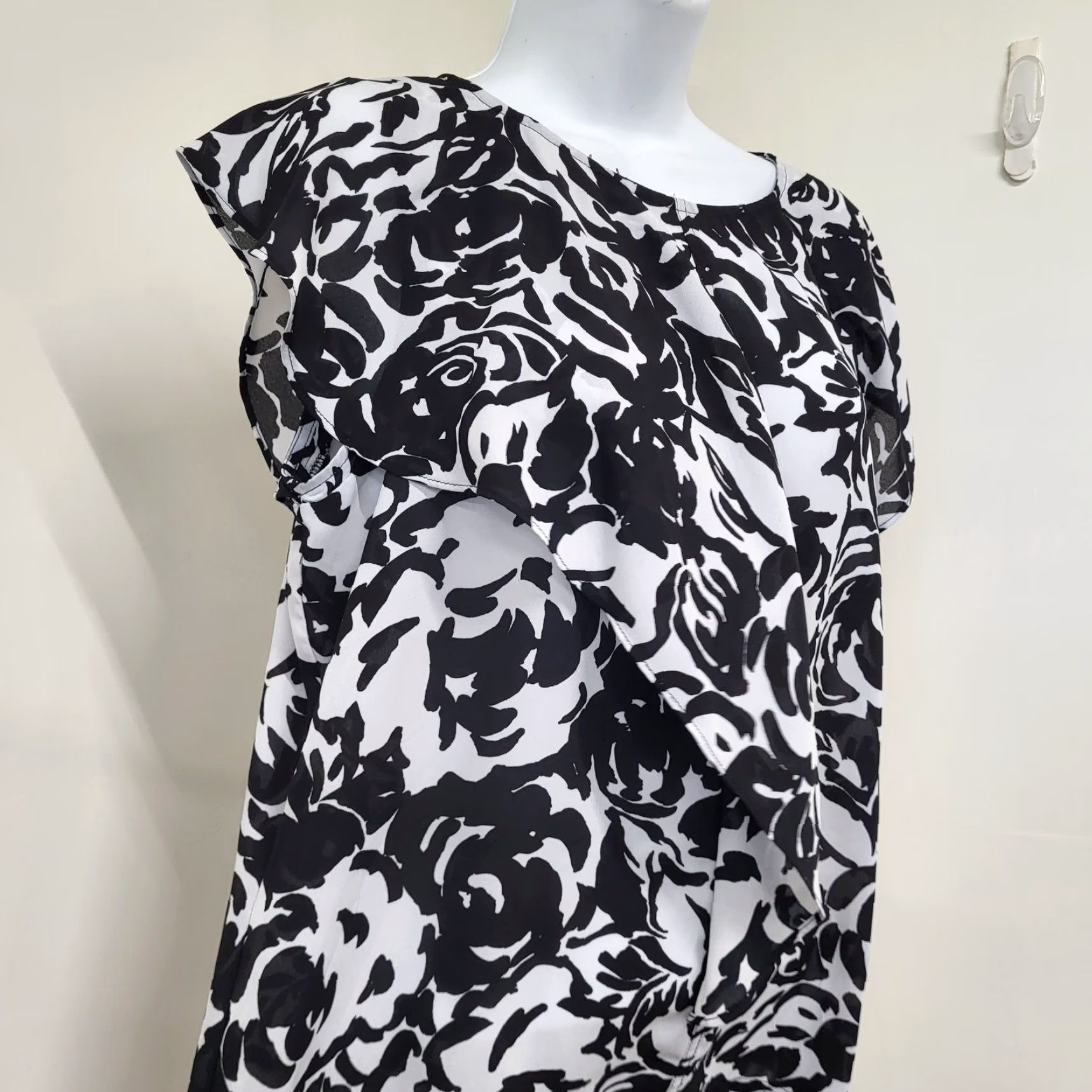 Liz Claiborne Liz Claiborne Petite Blouse Womens Size PL Black White Short Sleeve Ruffle Front Size L / US 10 / IT 46 - 2 Thumbnail